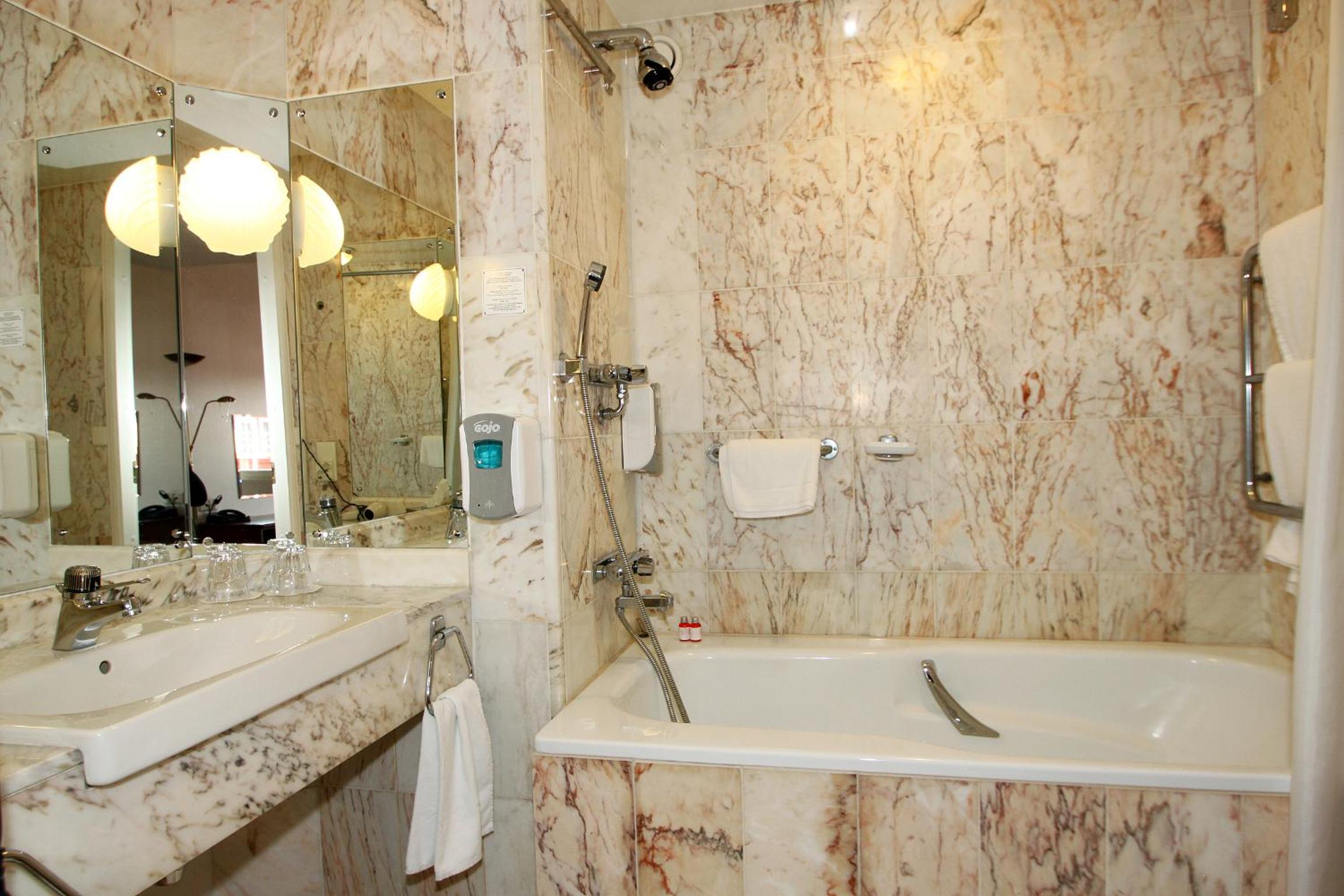 Standard Twin Room with Bath - Photo 9