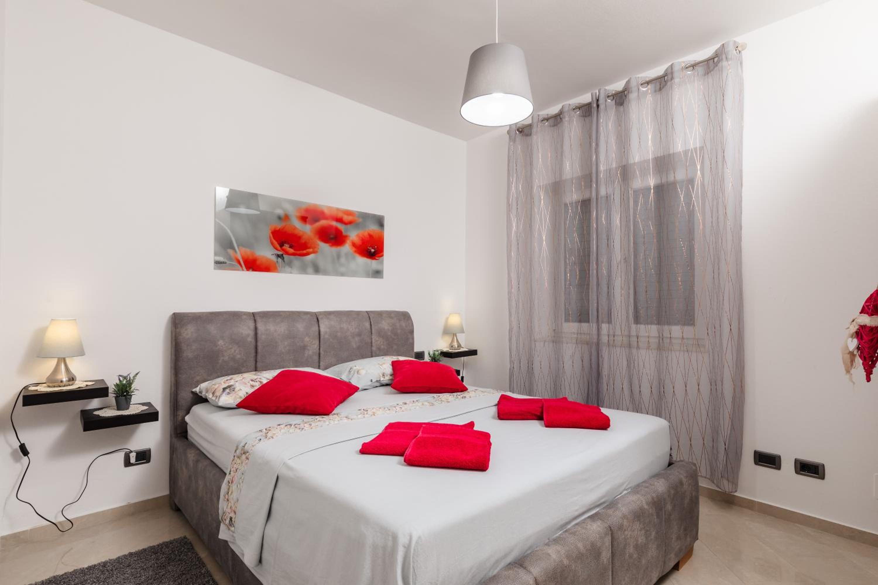 One Bedroom Apartment with Terrace and Sea View