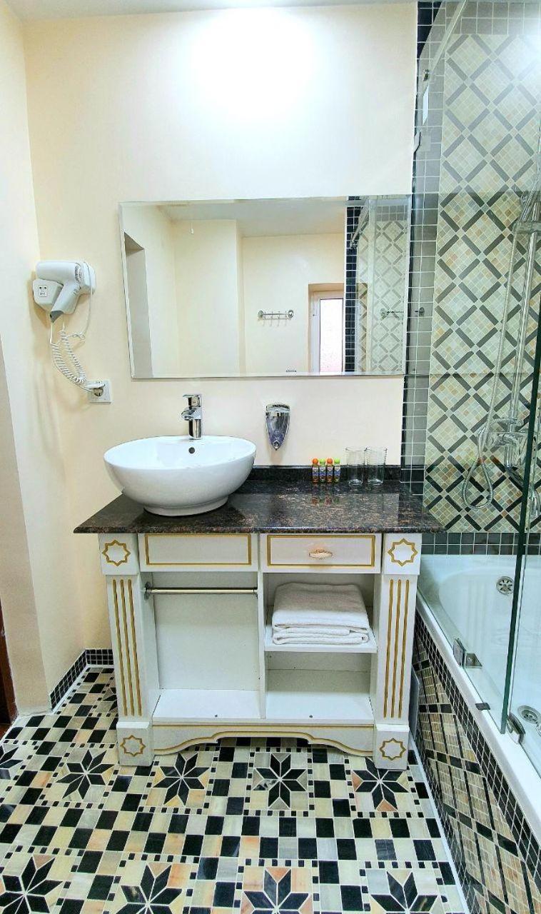 Family Room with Private Bathroom photo 2