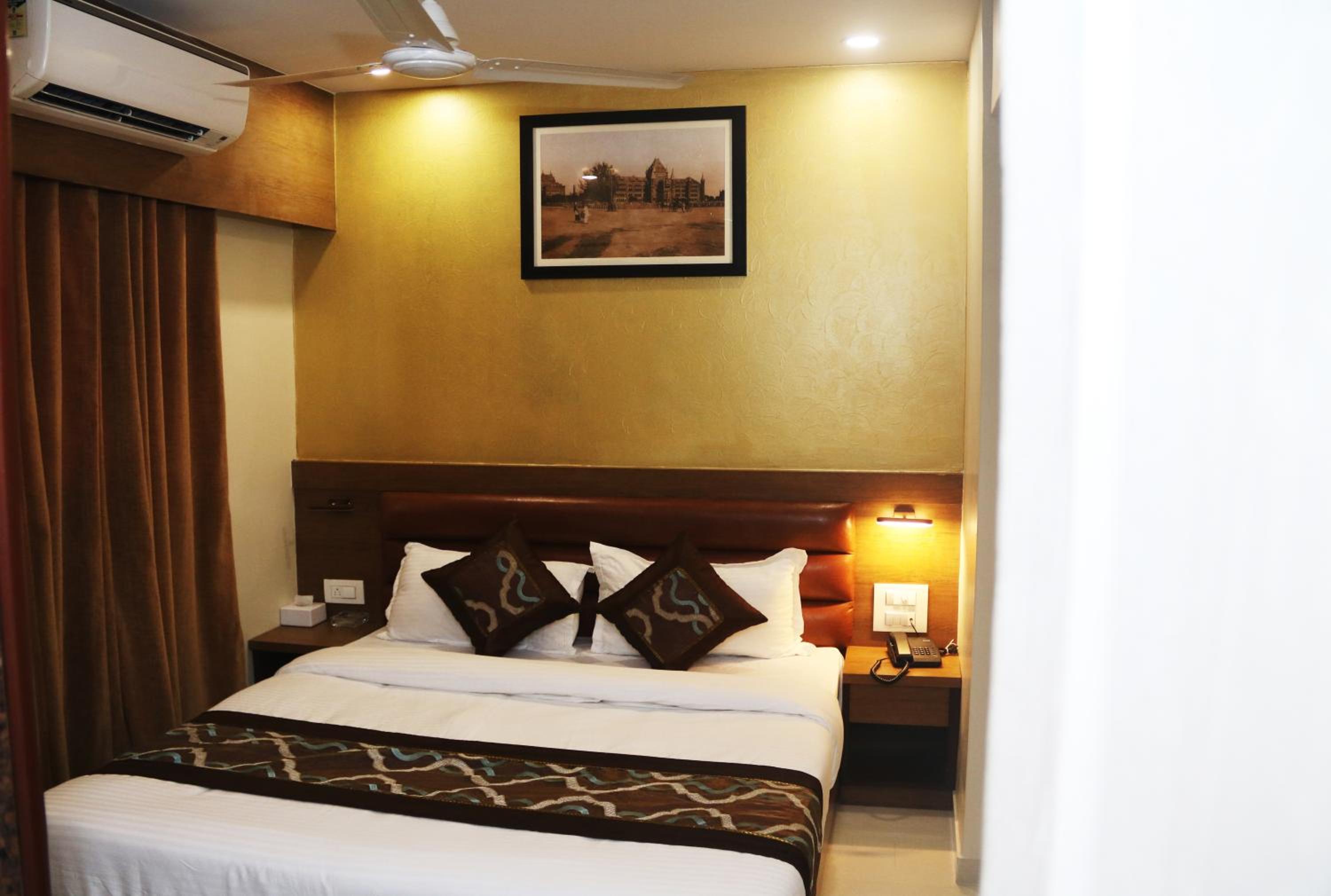 Deluxe Room - Photo 5