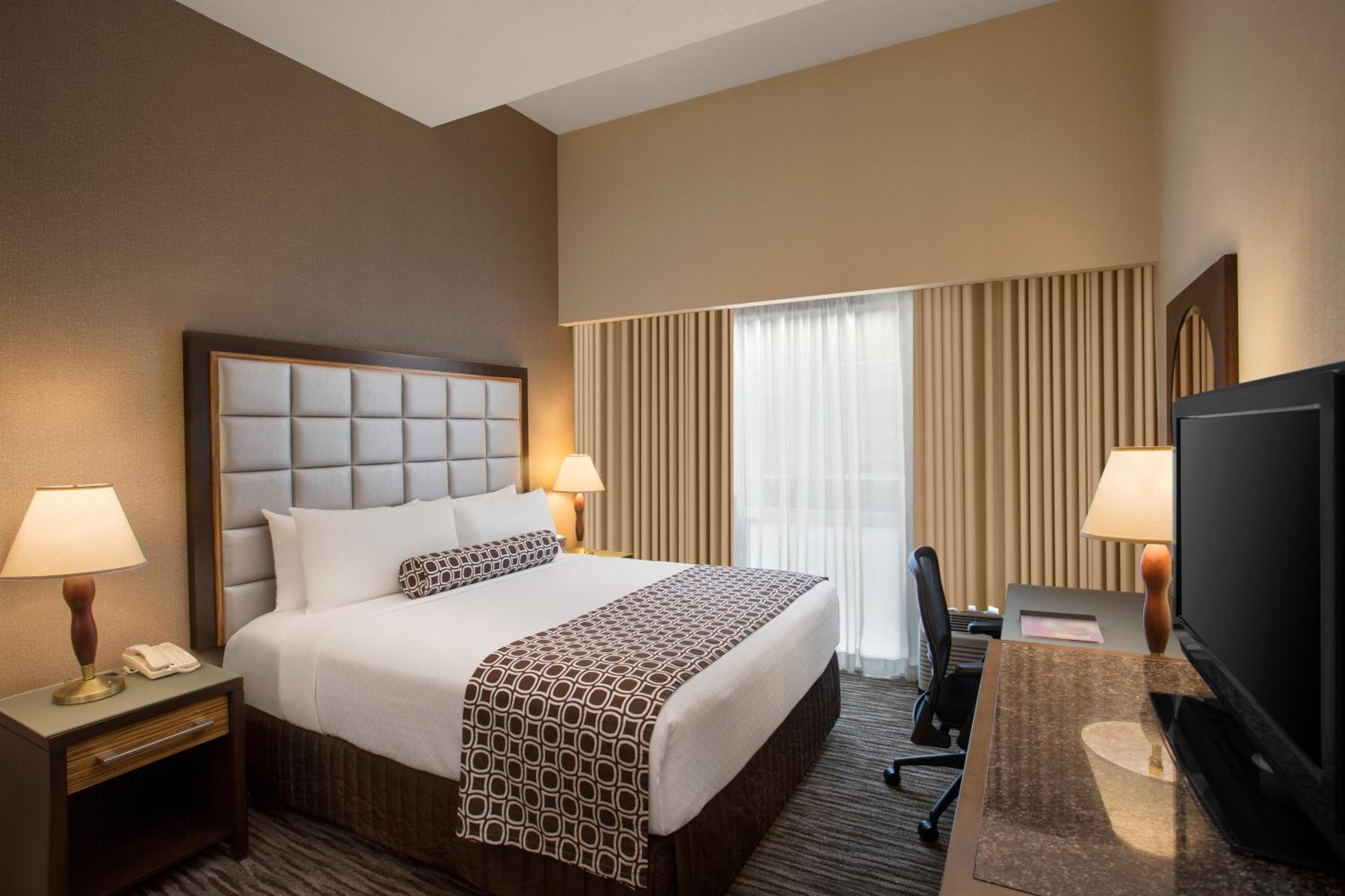 Standard King Room with Roll-in Shower - Mobility Accessible - Photo 1