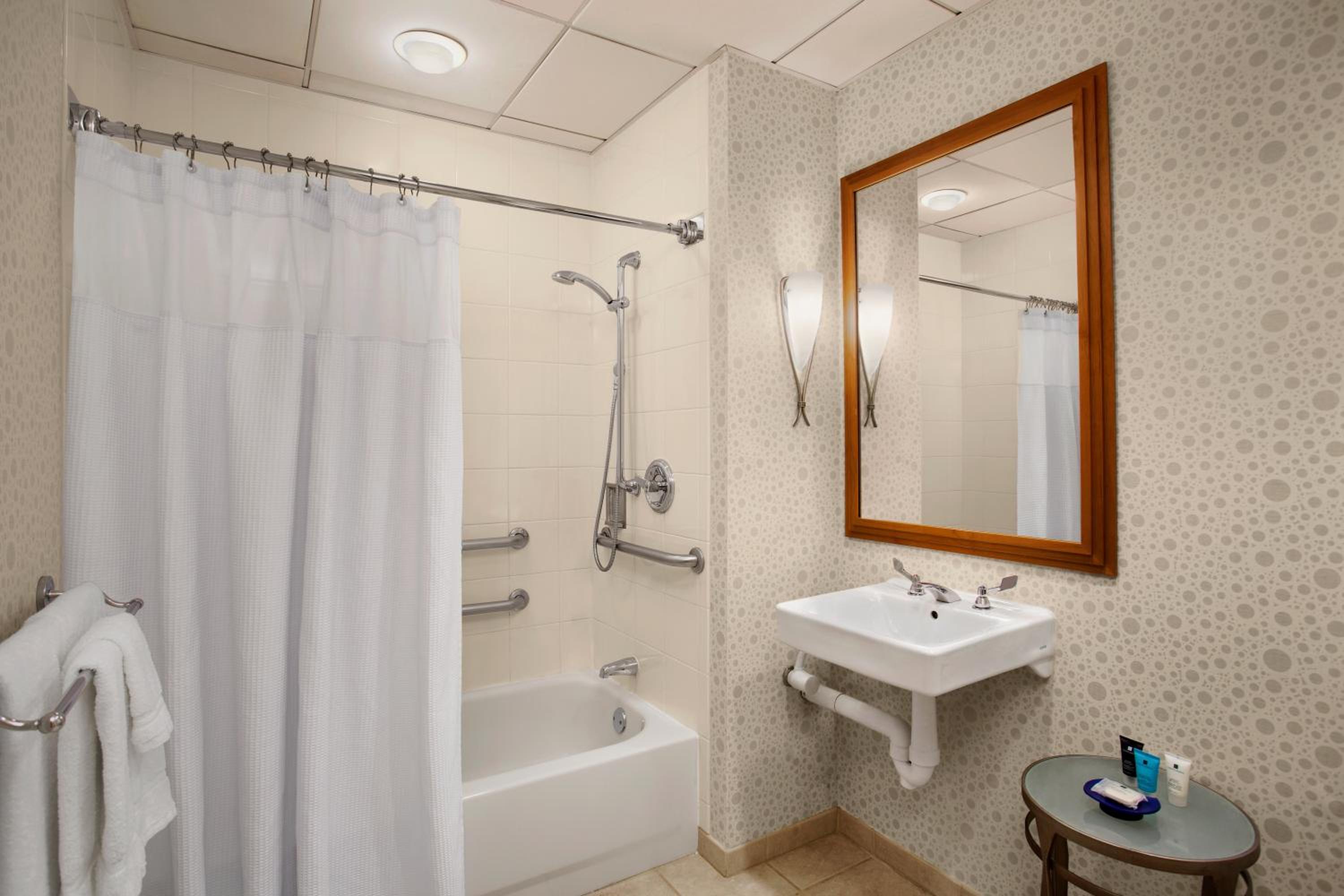 Queen Room with Accessible Transfer Shower - Non-Smoking - Photo 2