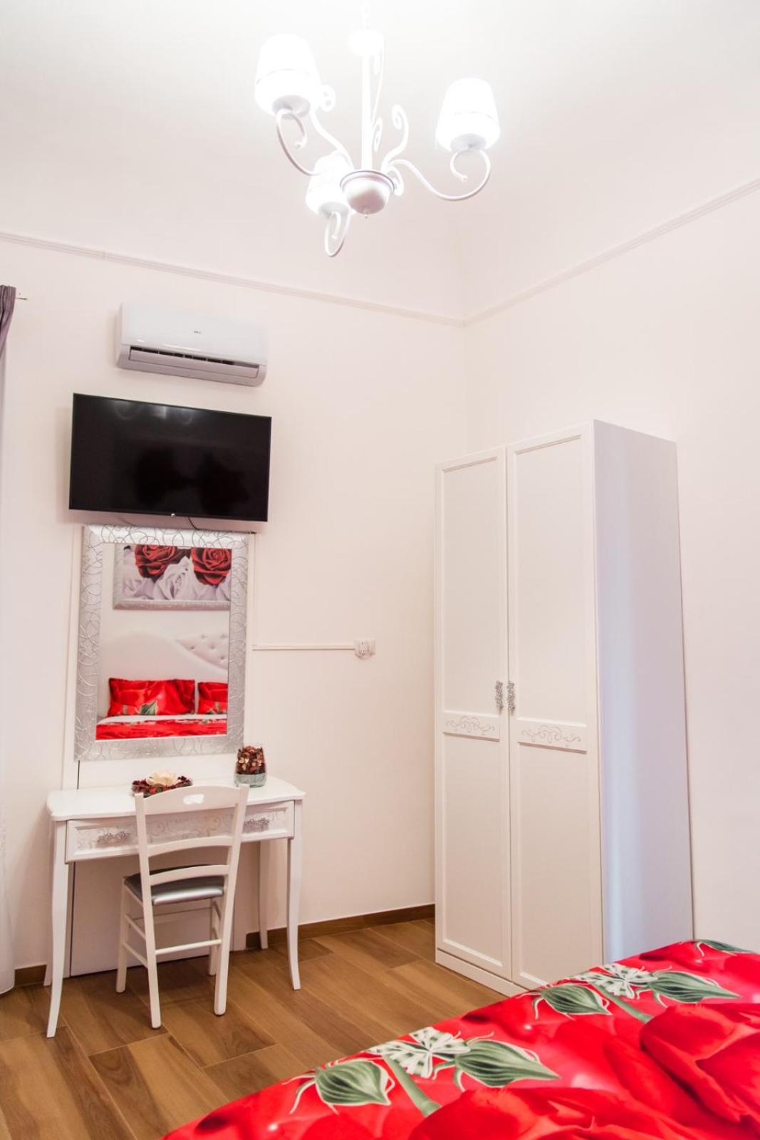 Standard Triple Room with Balcony - Photo 2