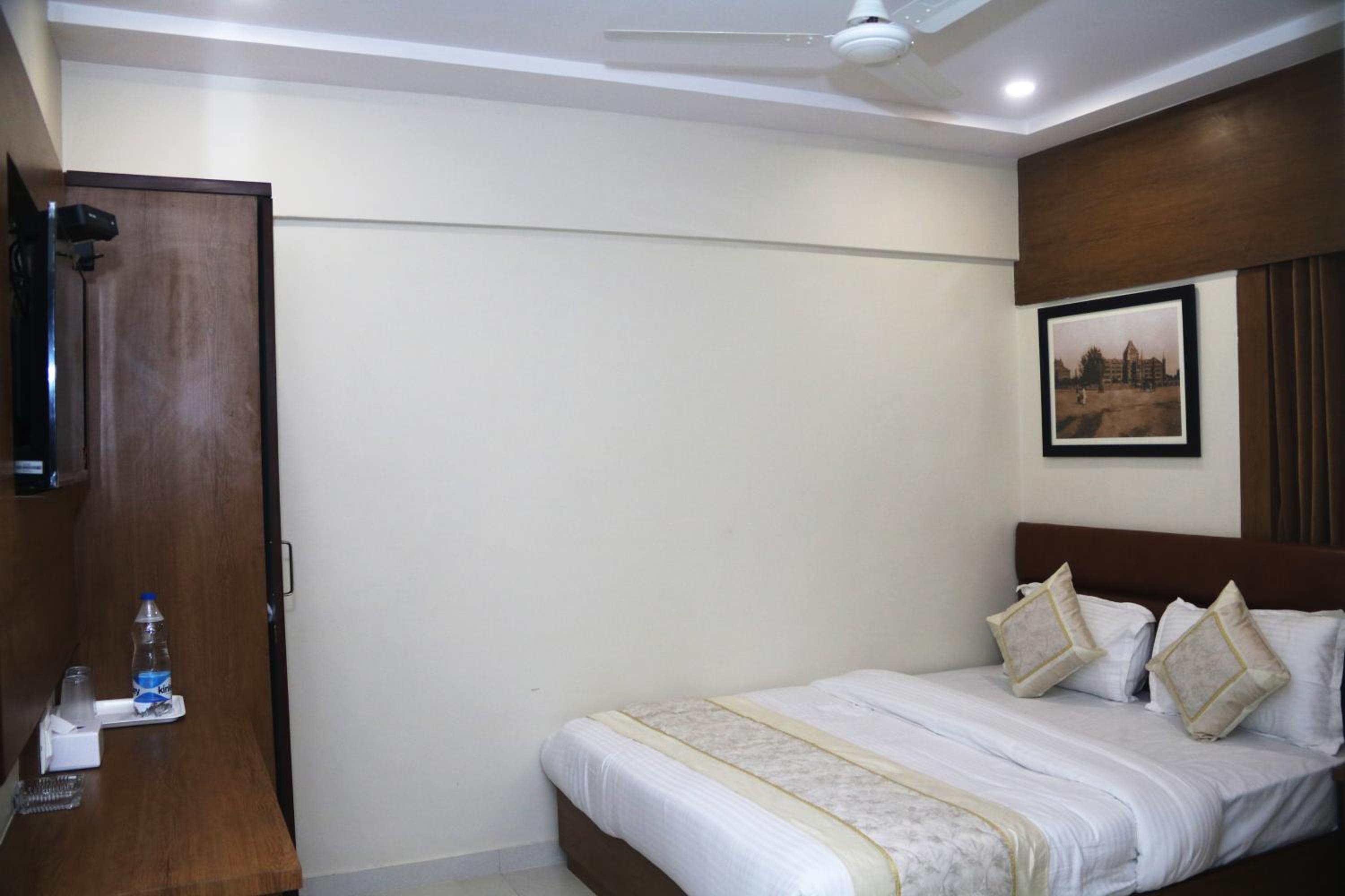 Deluxe Room - Photo 26