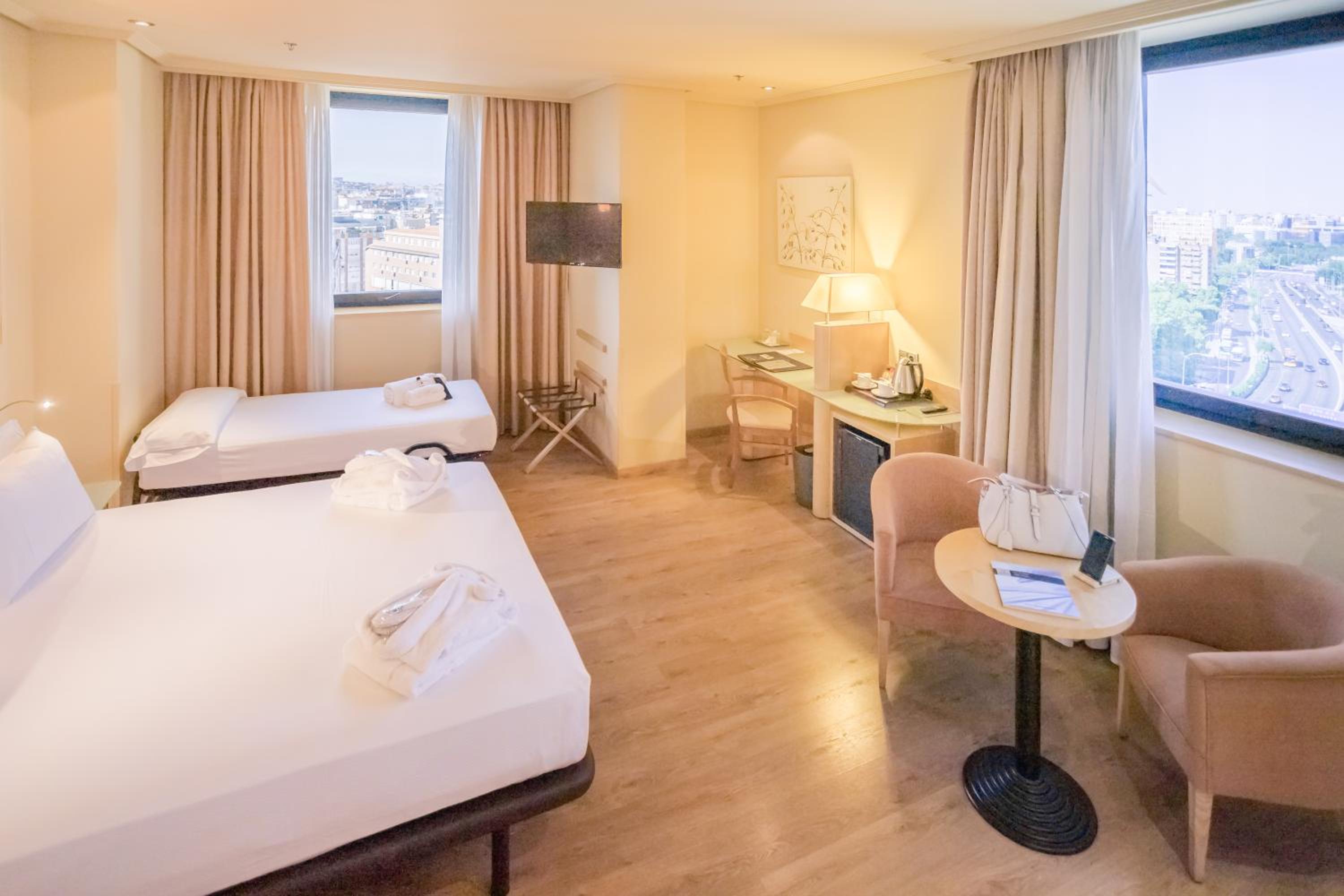 Double or Twin Room with Extra Bed - Photo 2