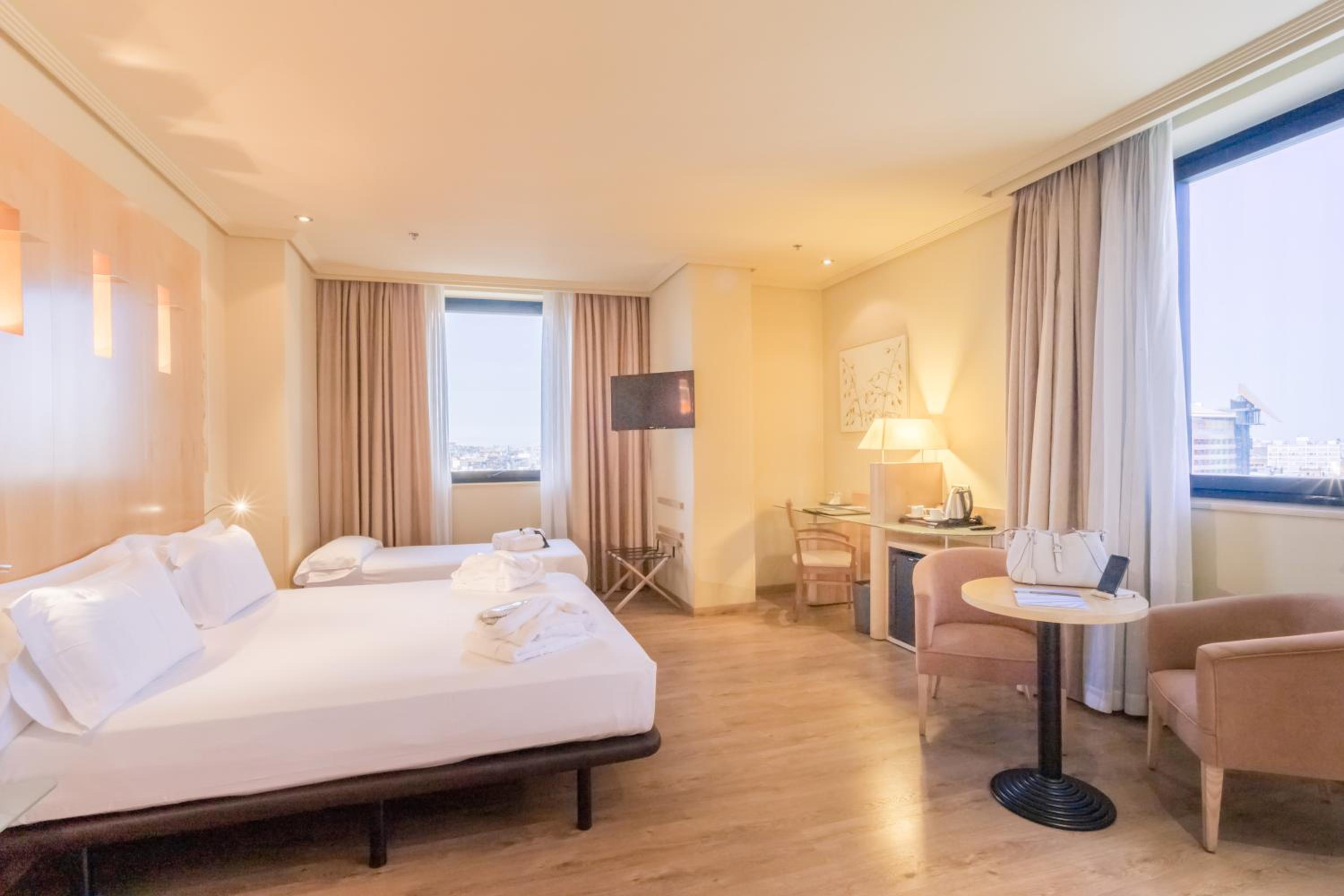 Double or Twin Room with Extra Bed - Photo 7