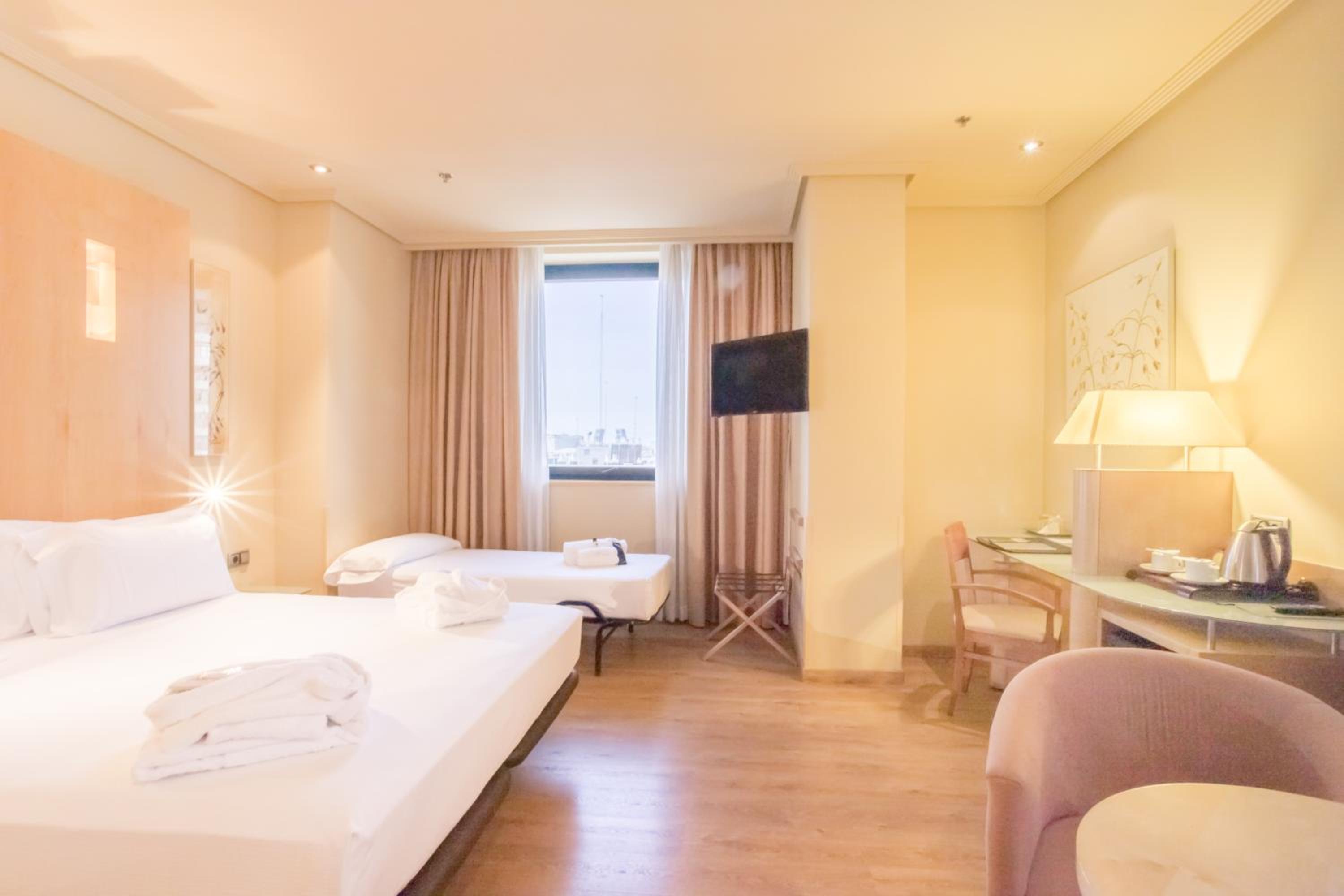 Double or Twin Room with Extra Bed - Photo 6