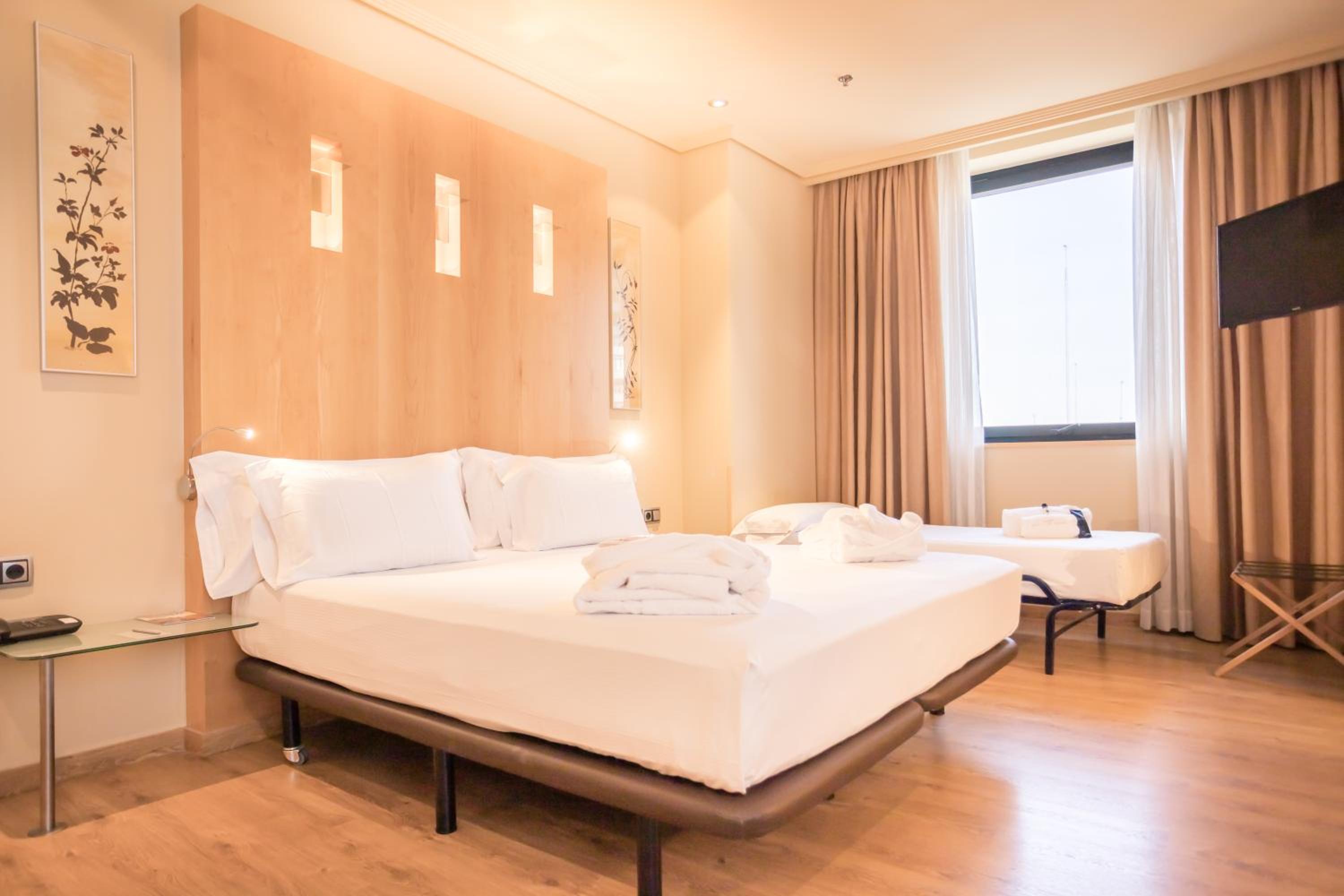 Double or Twin Room with Extra Bed - Photo 1