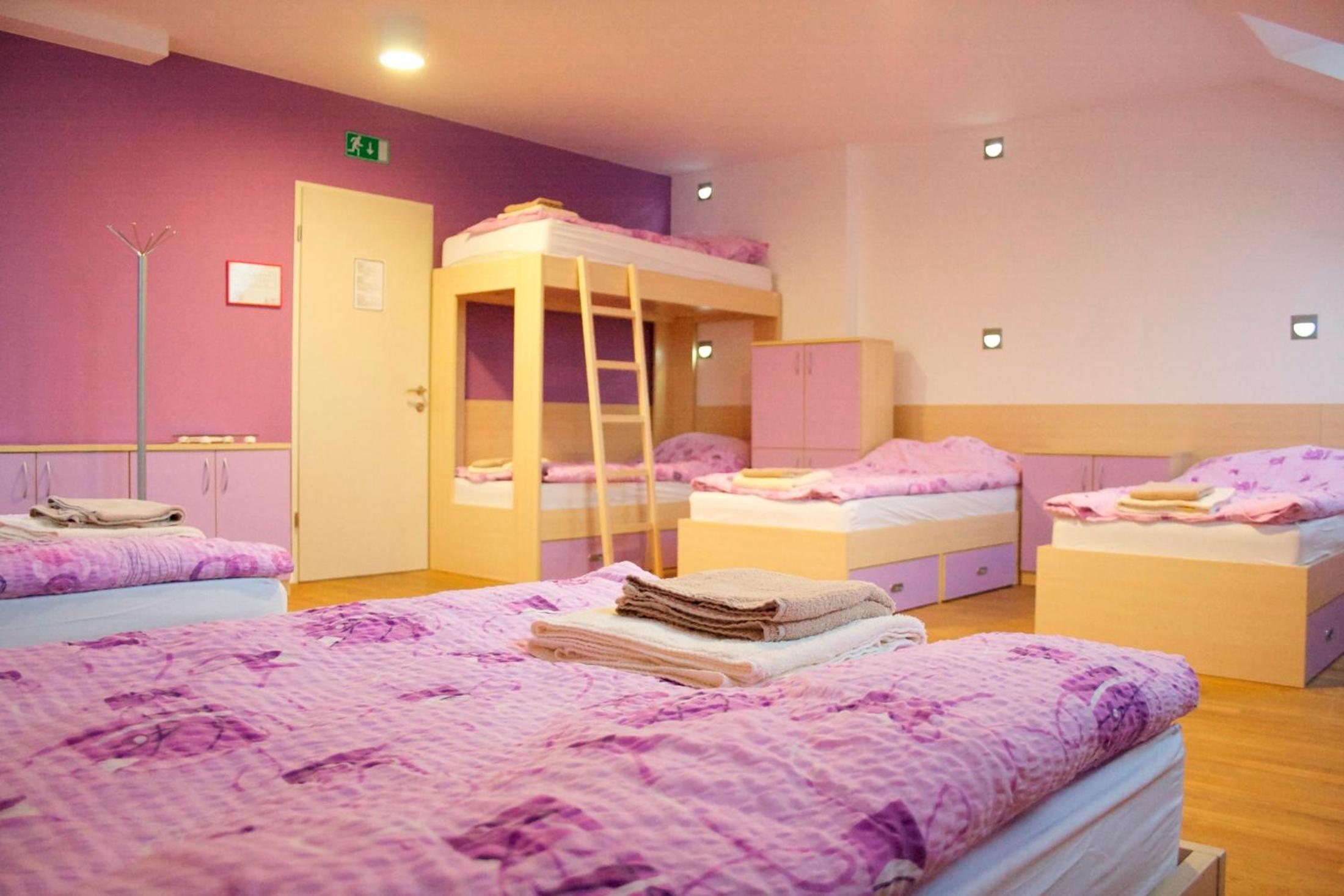 Bed in 9-Bed Dormitory Room photo 1