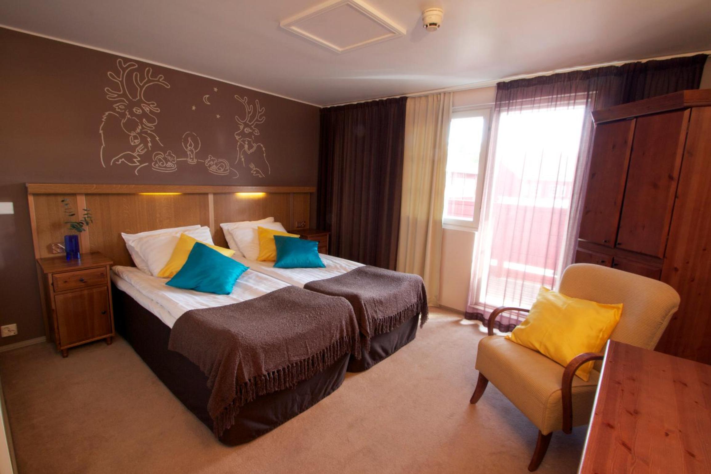 Standard Twin Room with Bath - Photo 8