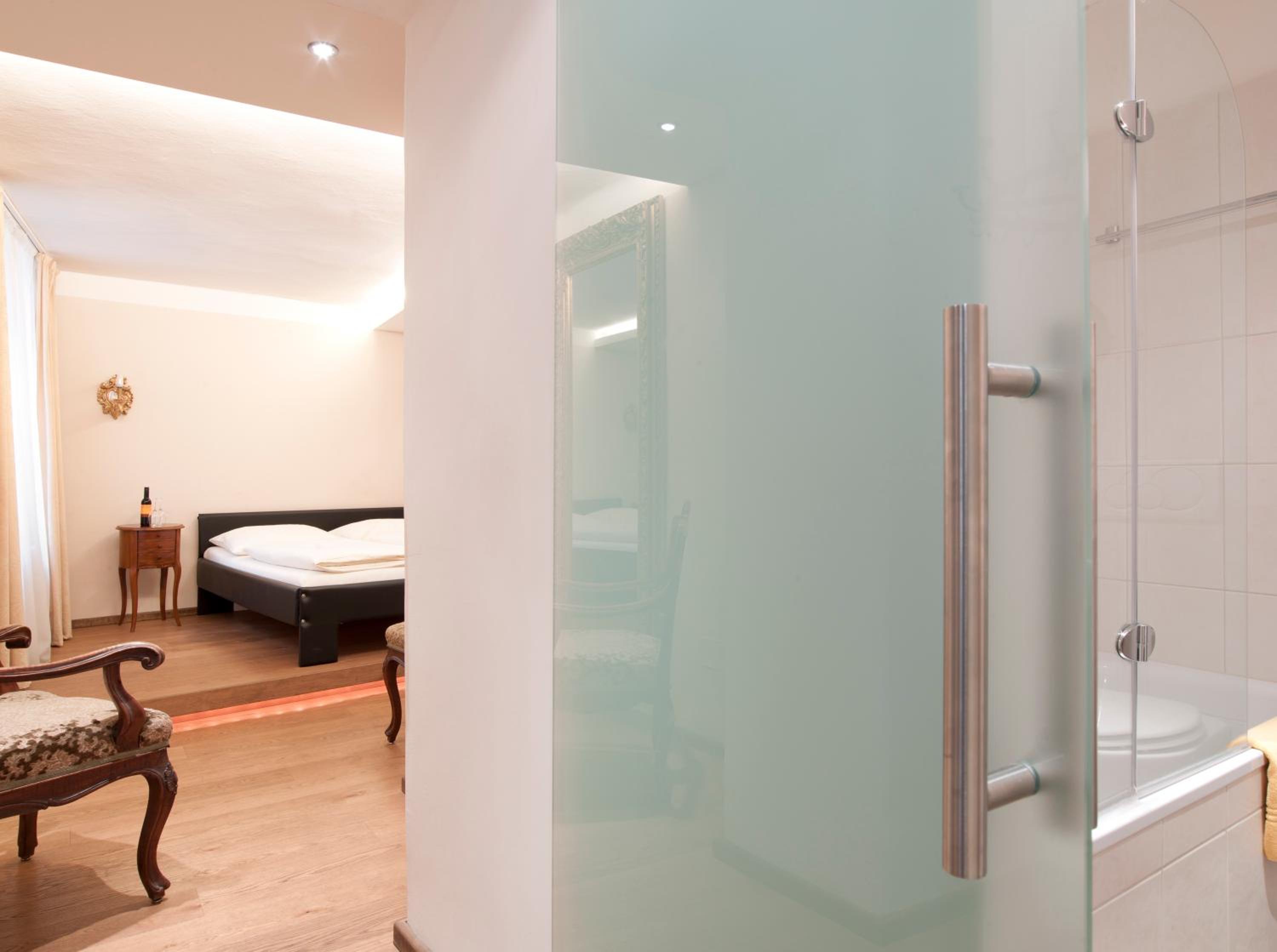 Standard Double Room thumbnail 6