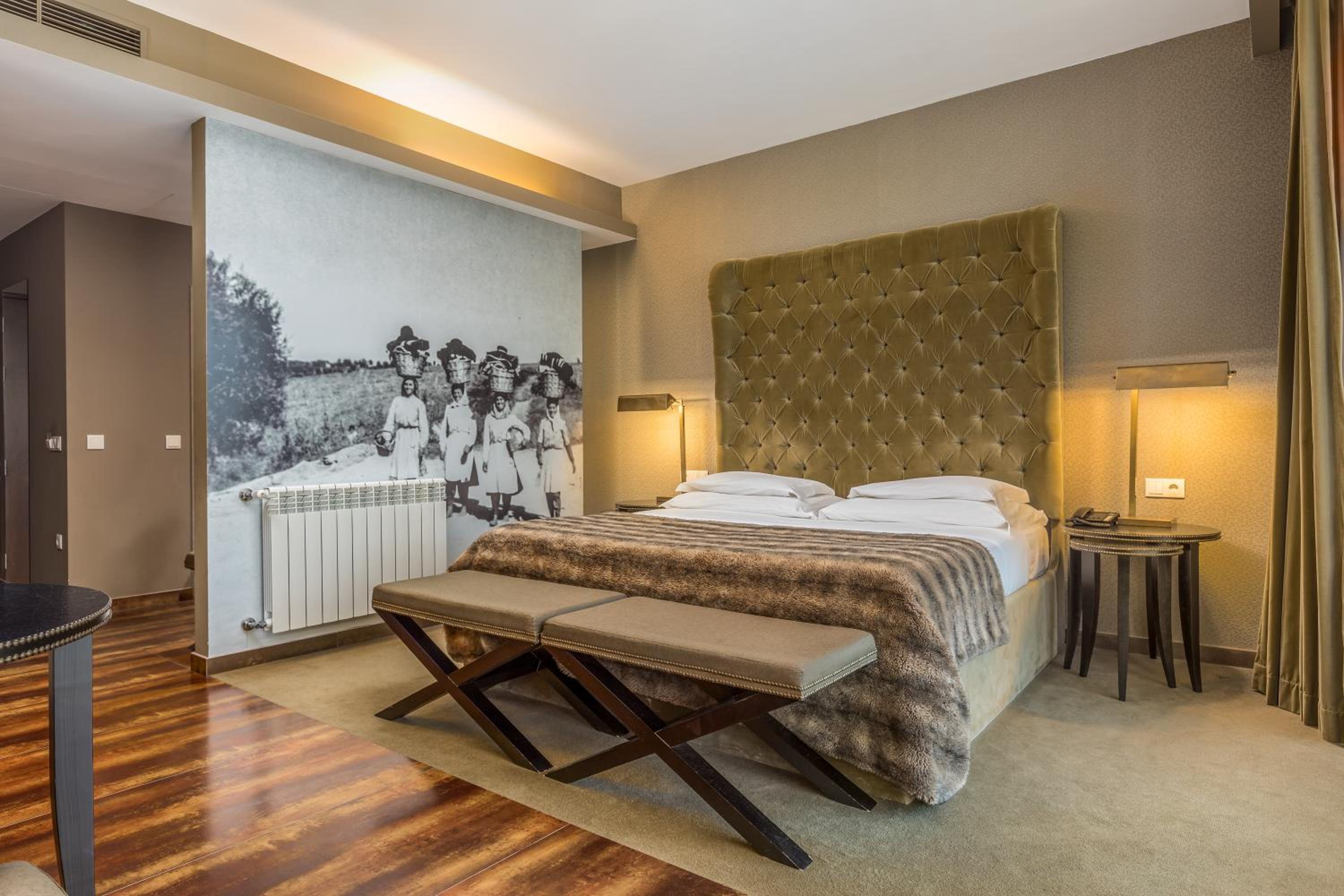Superior Double Room with Garden and Pool View - Photo 4