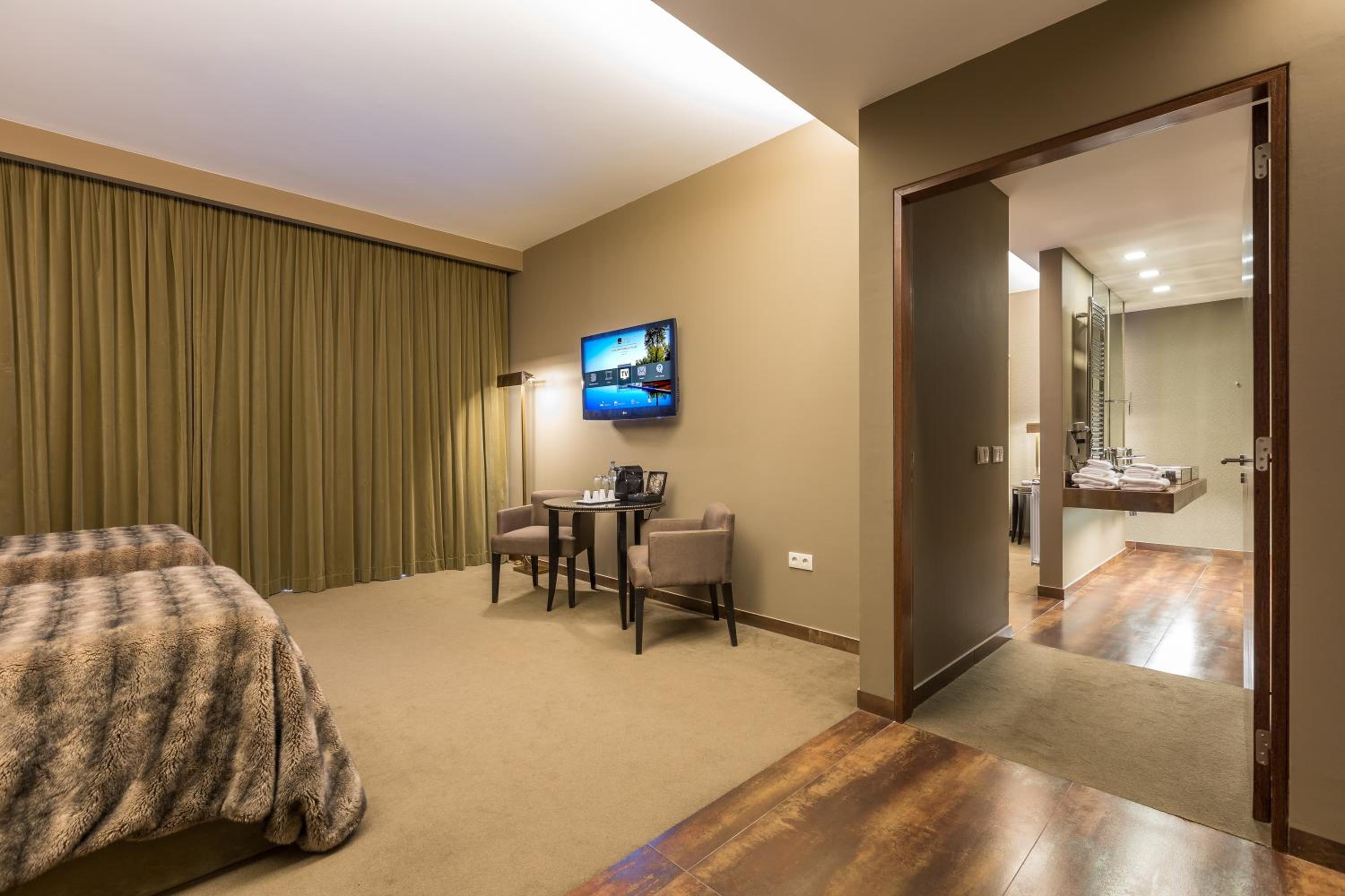 Superior Connecting Room with Lake View photo 3
