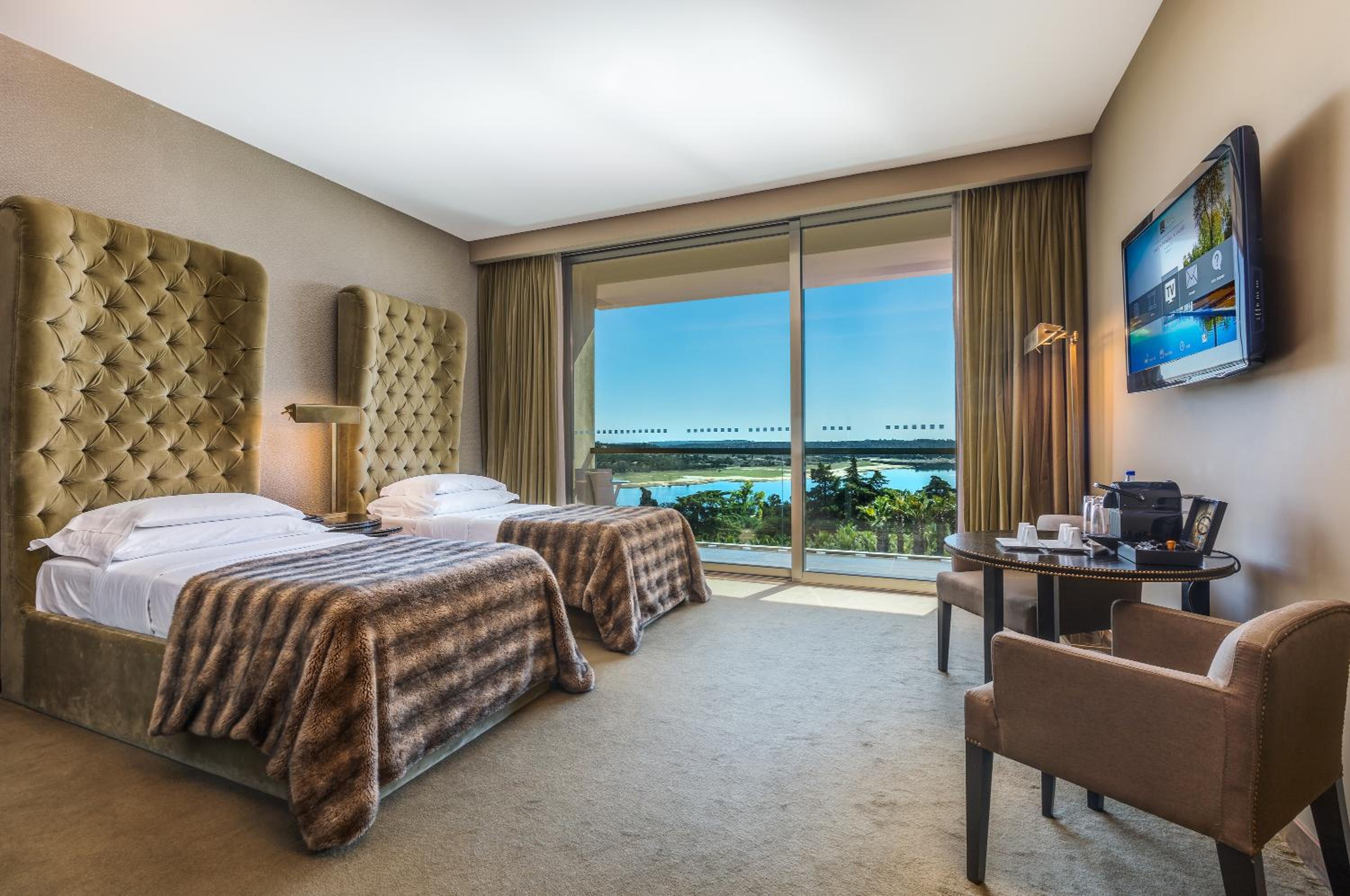 Quarto Familiar com Vista para o Lago