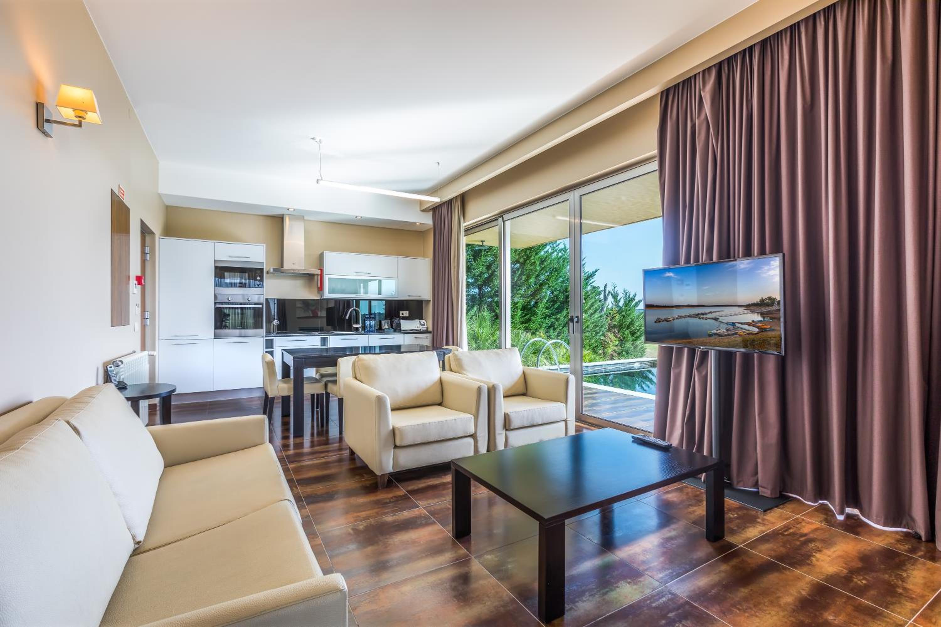 Vila de Dois Quartos com Piscina Privada