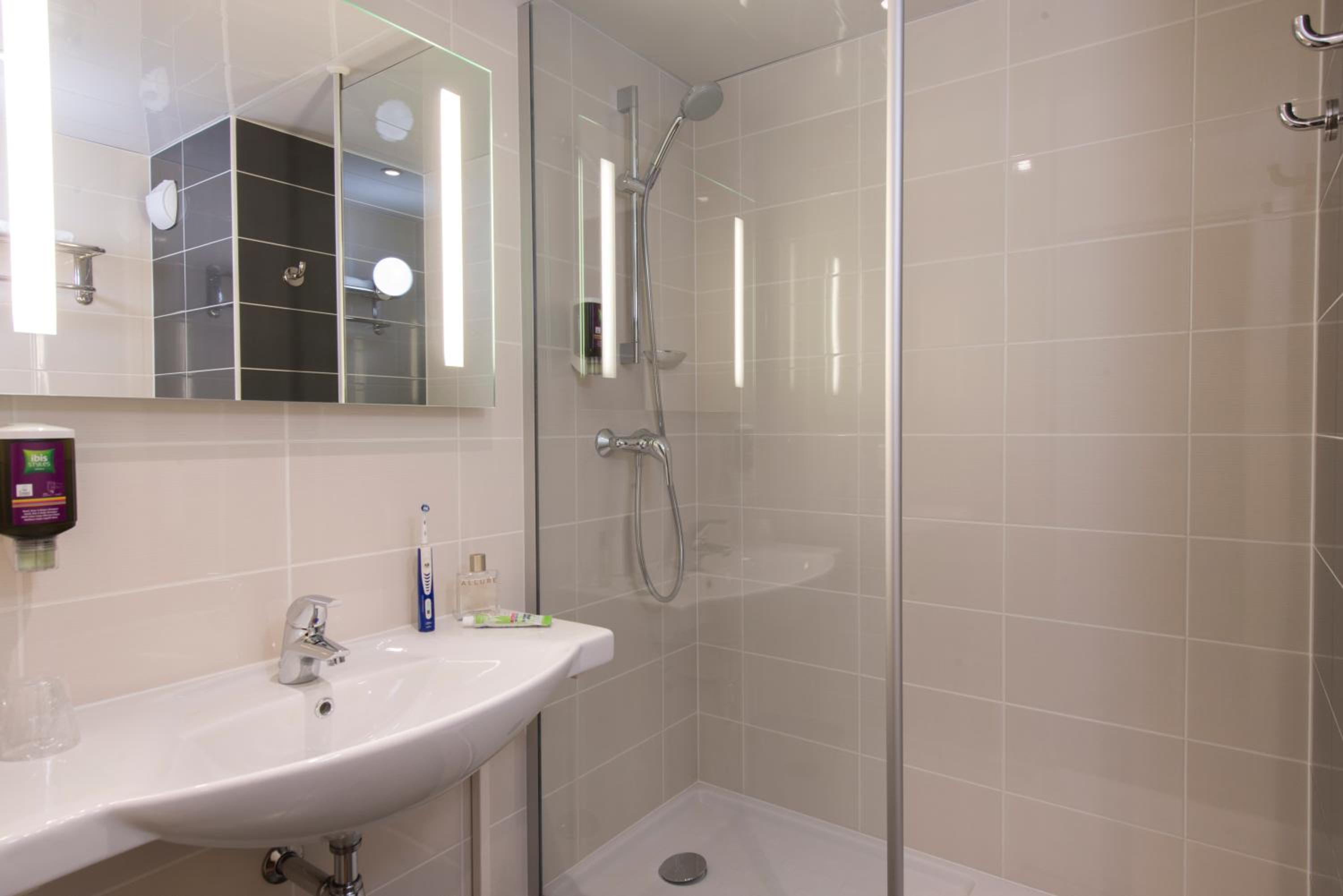 Standard Double Room - Photo 6