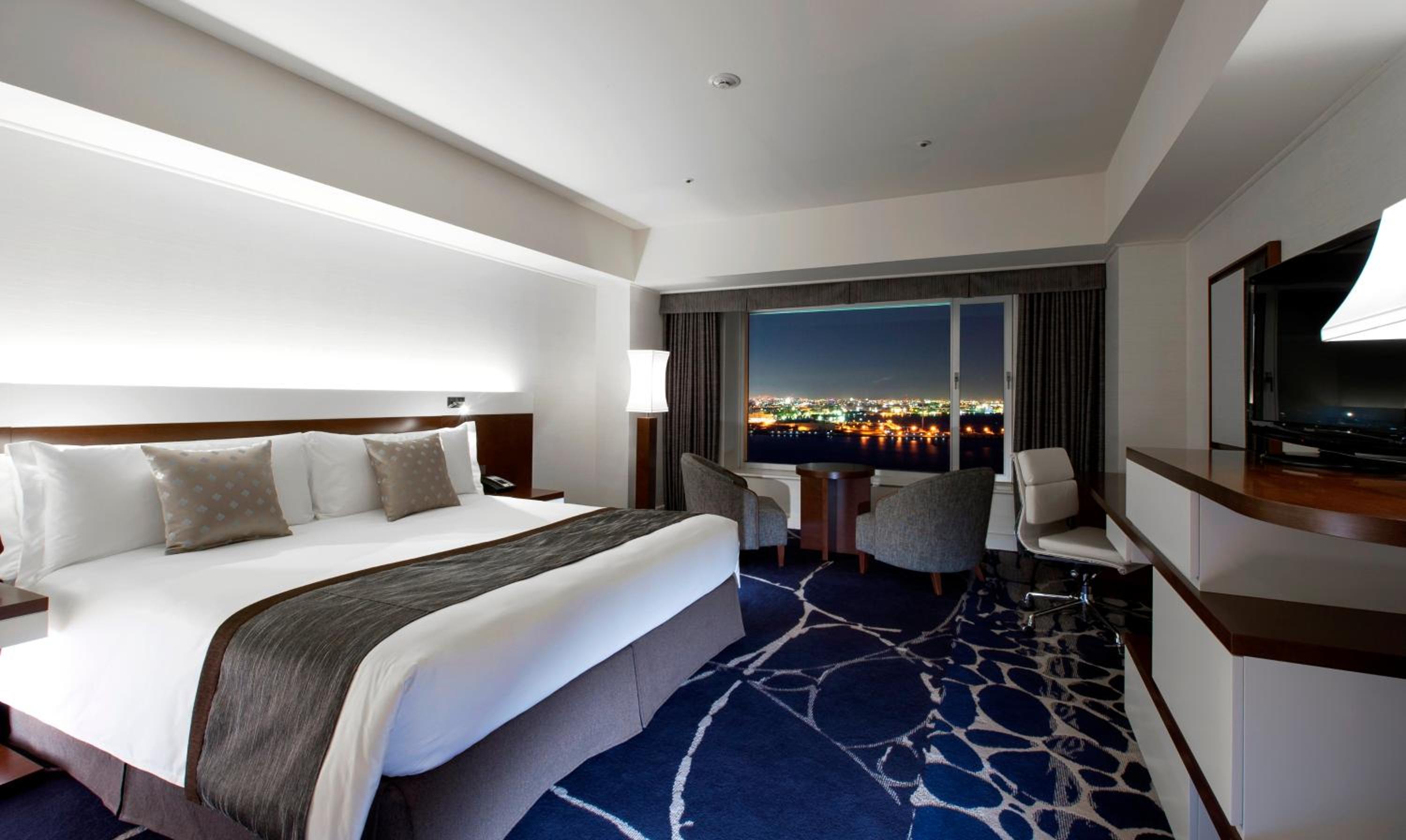 Premium King Room with Harbor View - Photo 5