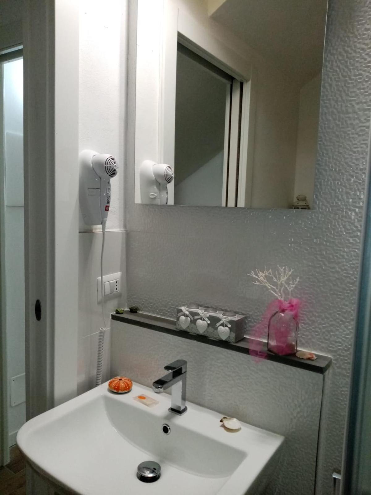 Deluxe Room (2 Adults + 1 Child) - Photo 35
