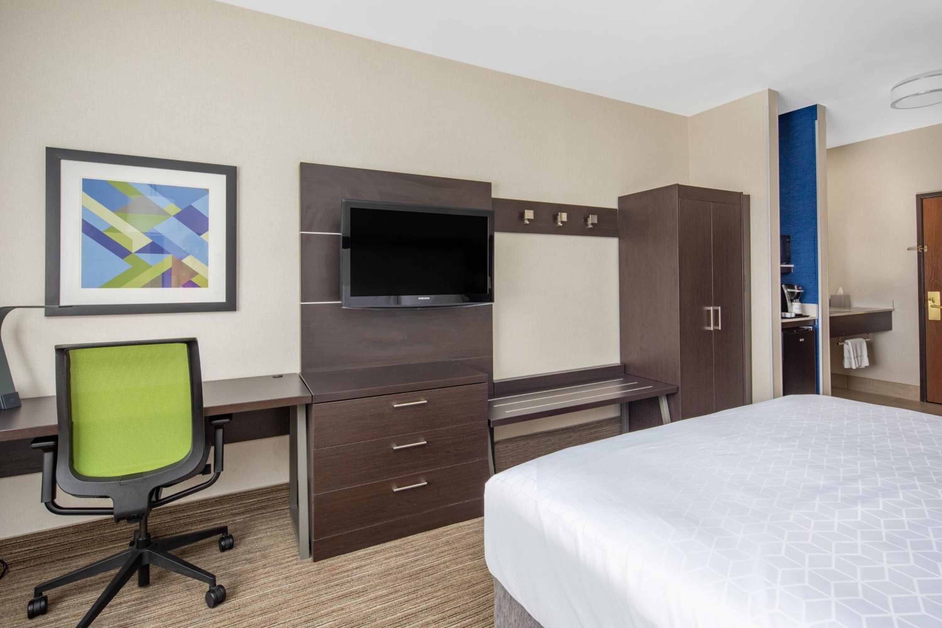 Standard King Room - Photo 4
