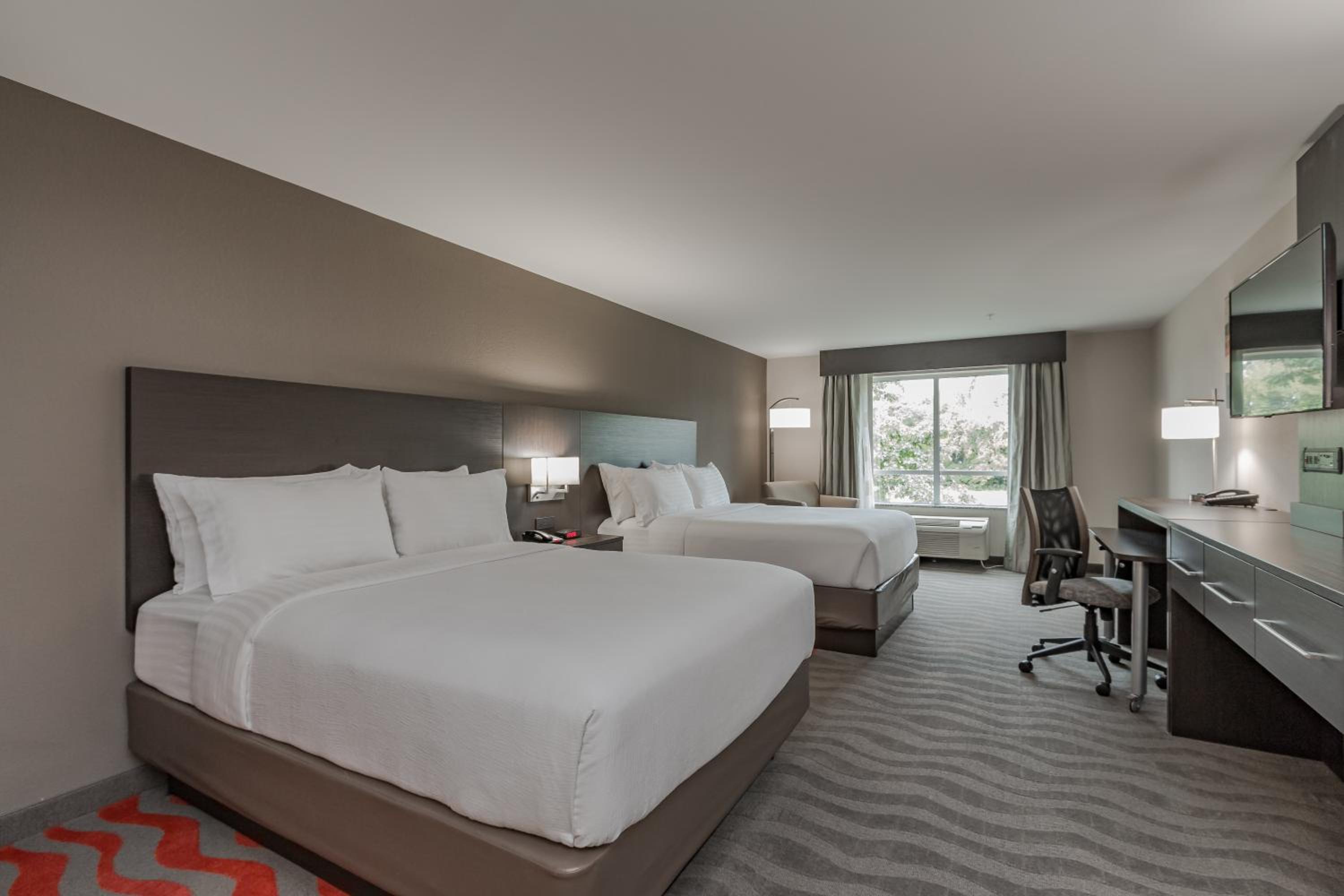 Standard Queen Room with Two Queen Beds and Roll-In Shower - Mobility Access photo 2