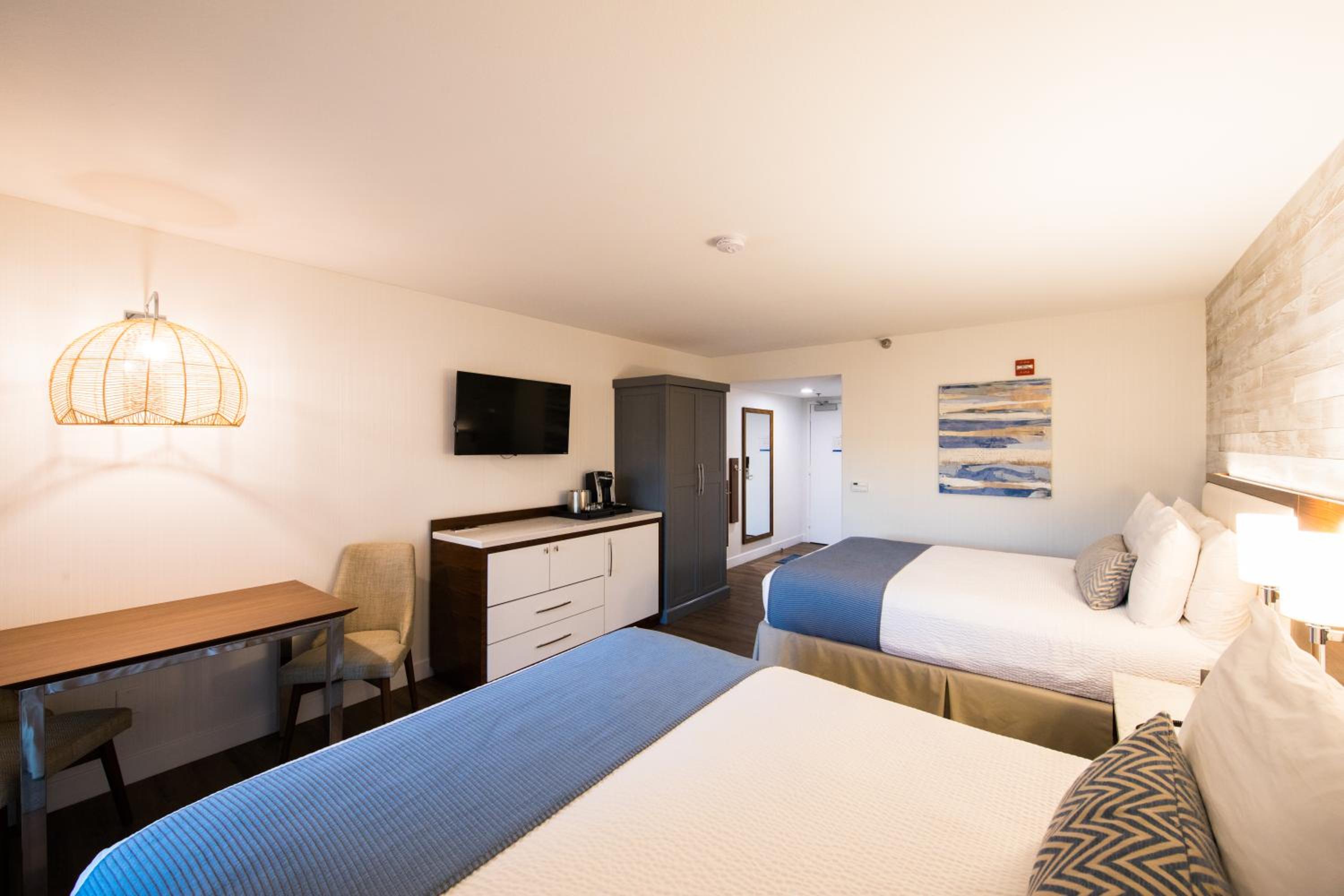 Queen Room with Two Queen Beds - Photo 3