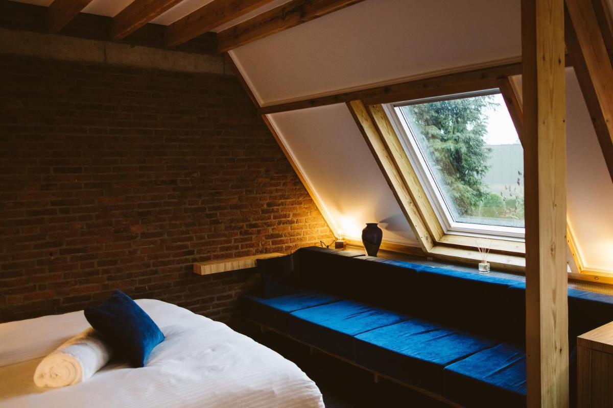 Deluxe Double Room (2 Adults + 1 Child) photo 2