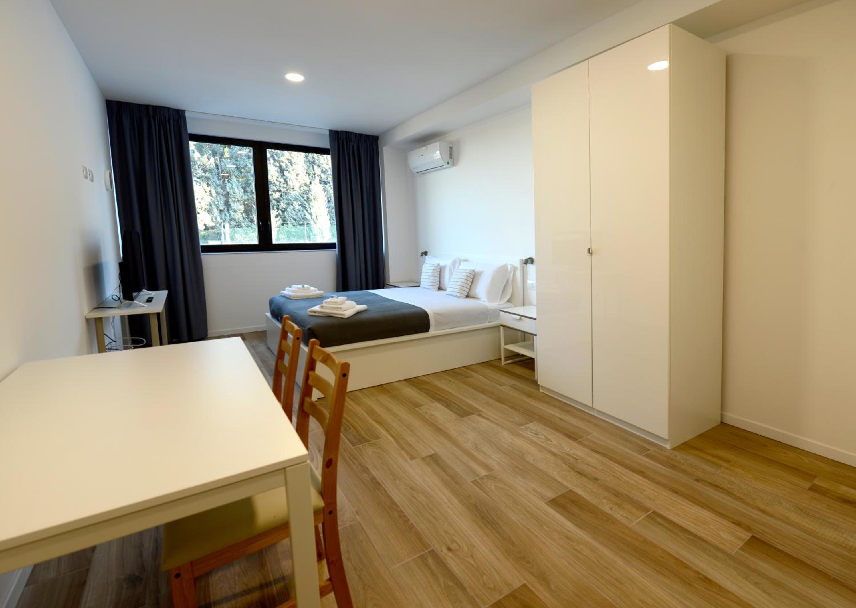 Deluxe Room (2 Adults + 1 Child) - Photo 2