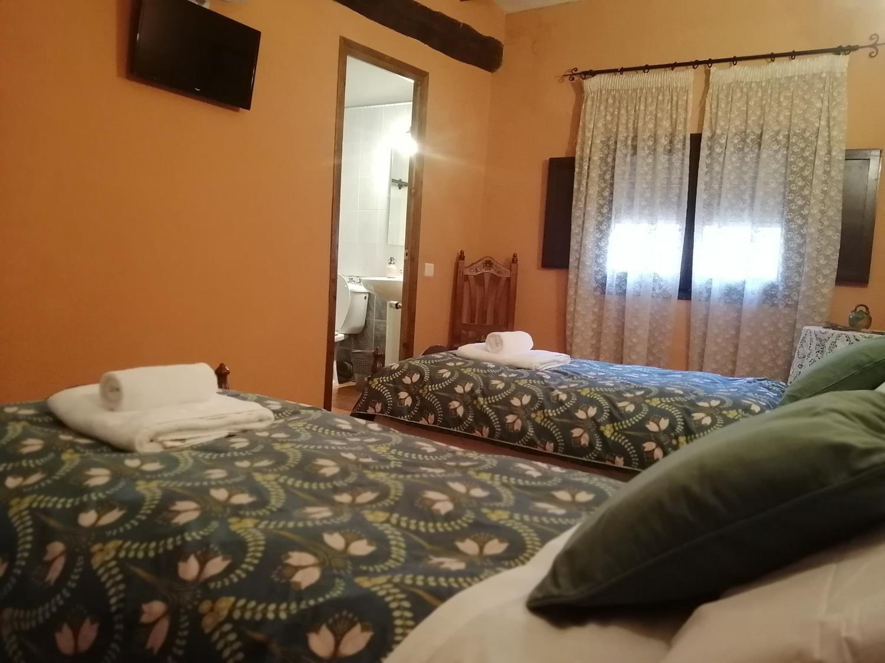 Twin Room with Bathroom - Photo 10