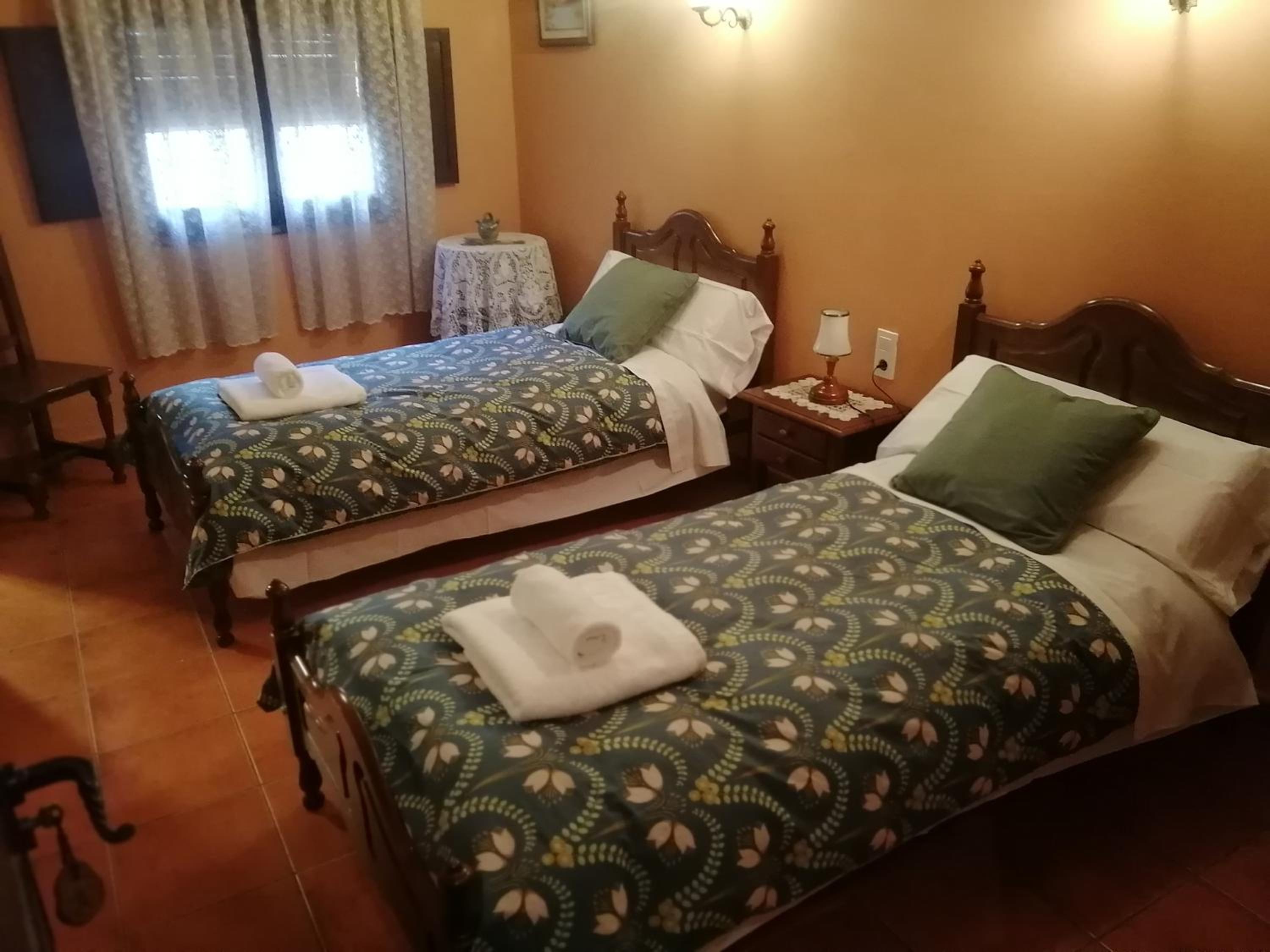 Twin Room with Bathroom - Photo 3