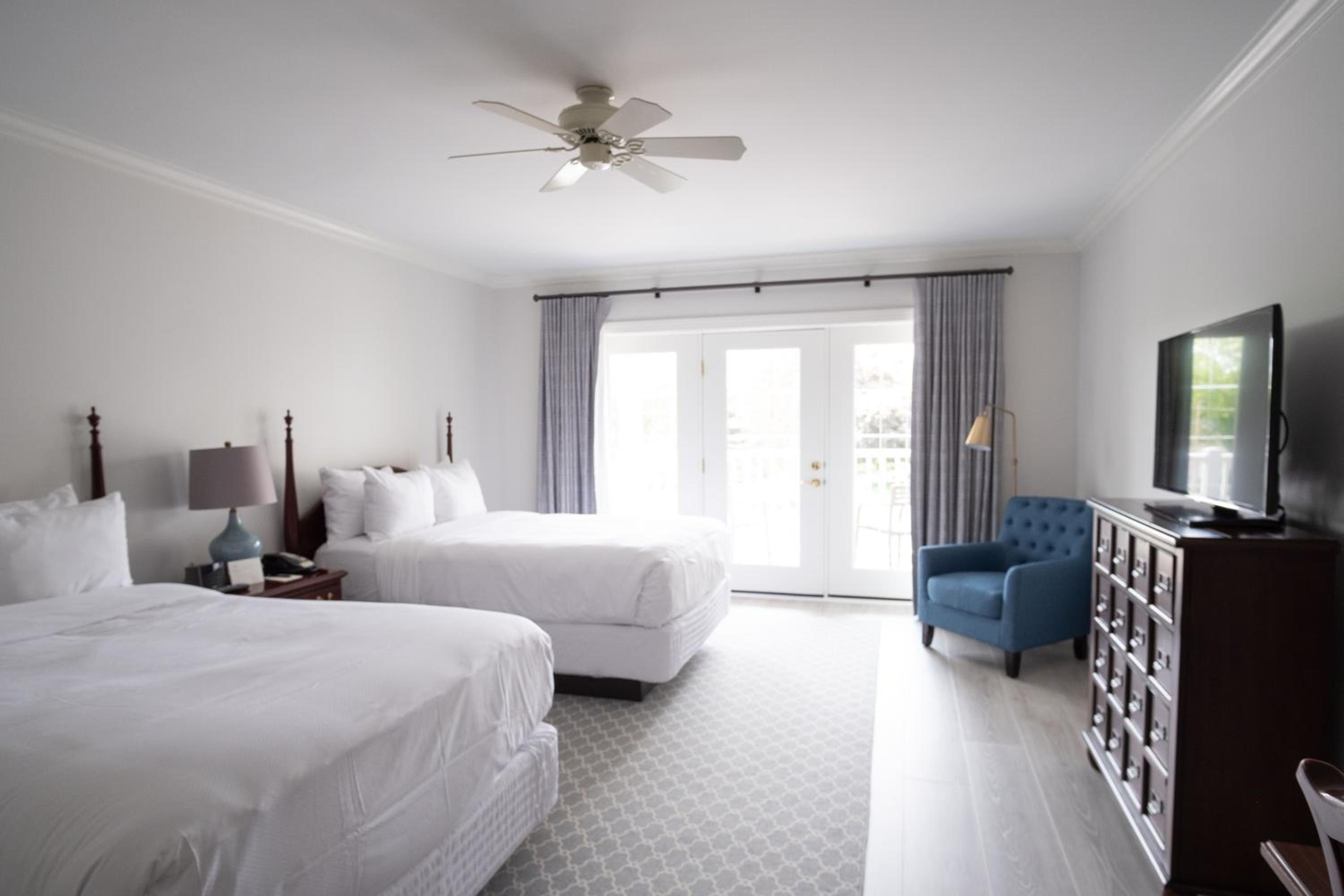Deluxe Room Non- Lakeview with Two Double Beds and Balcony photo 3