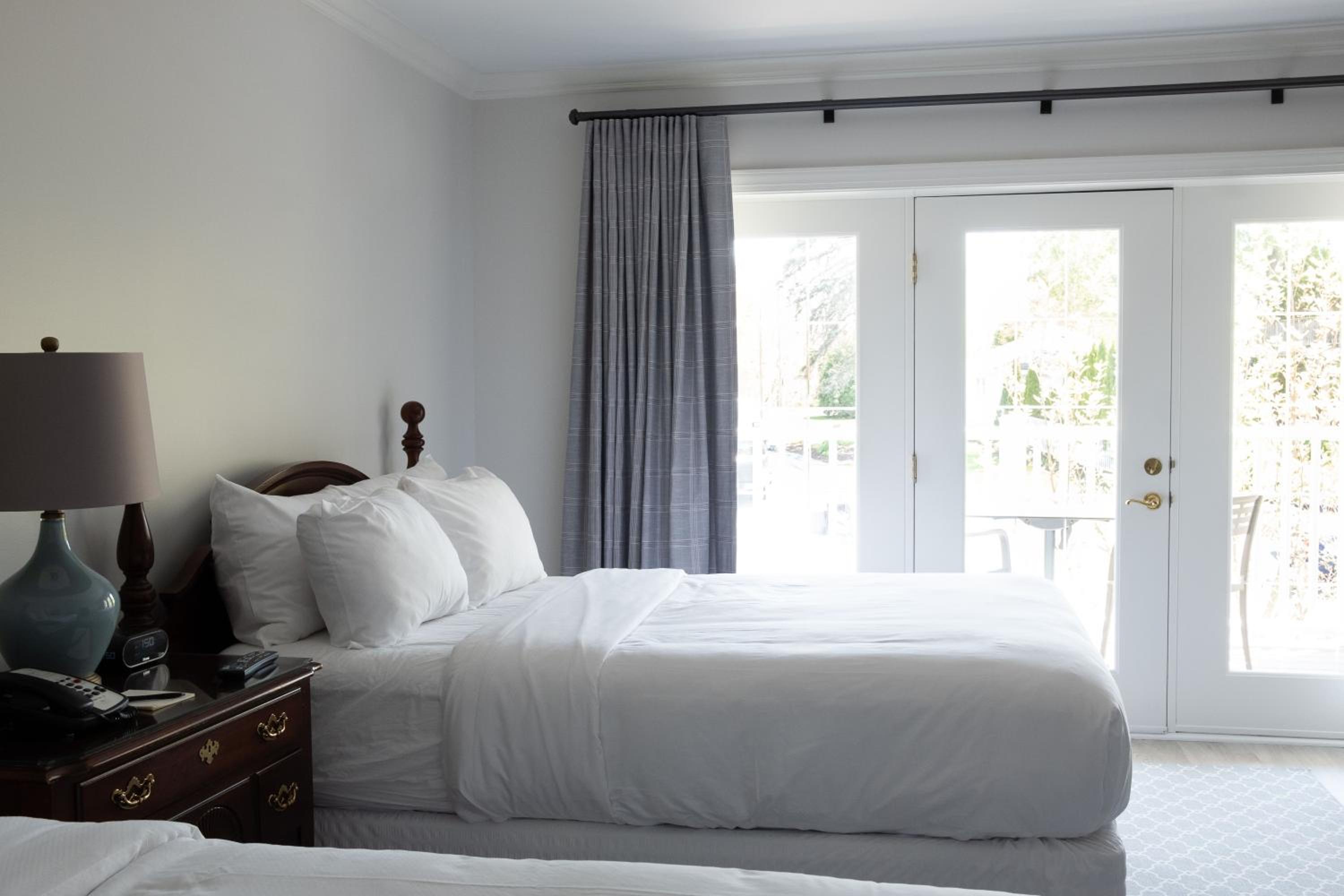 Deluxe Room Non- Lakeview with Two Double Beds and Balcony photo 1