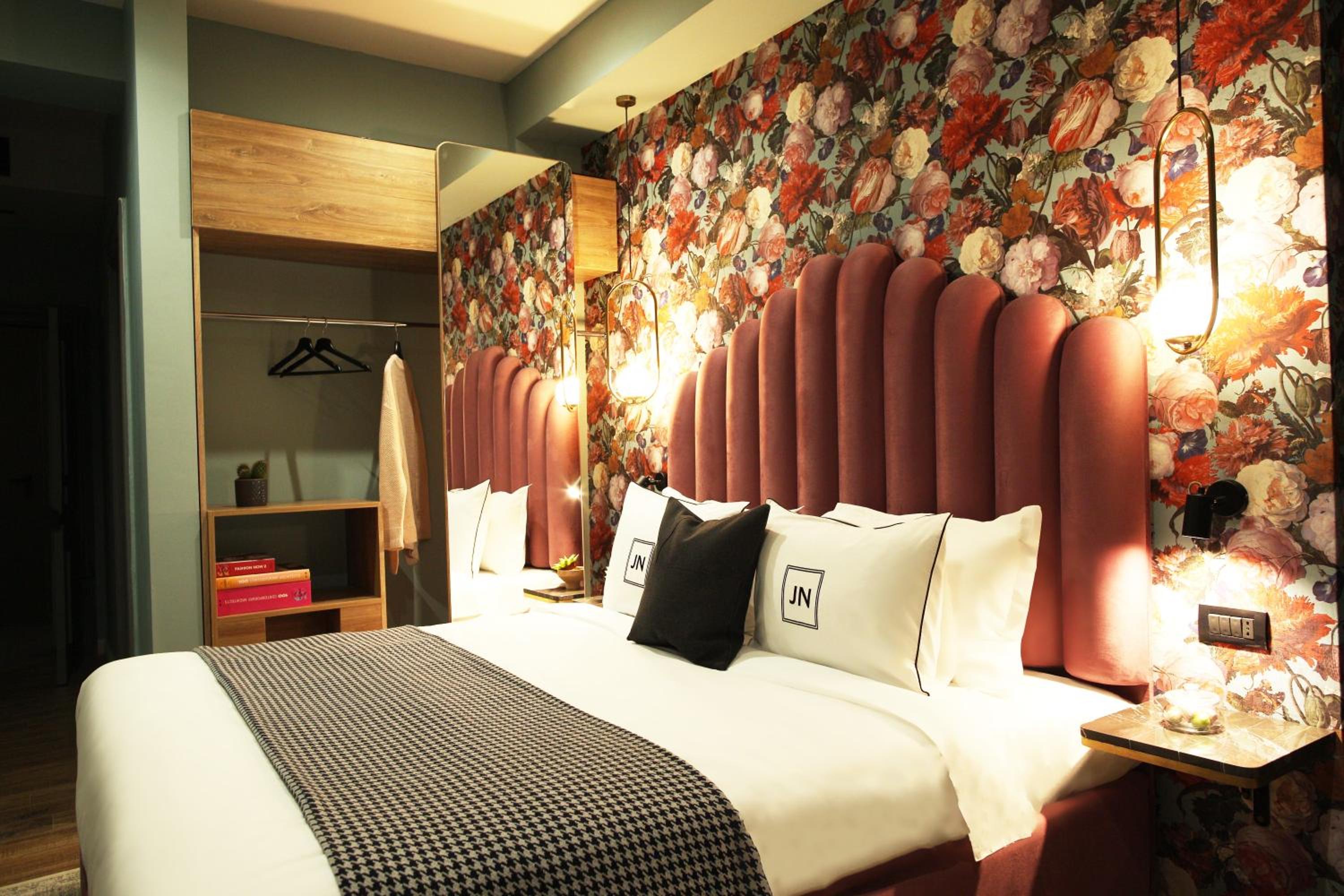 Large Twin Room - Photo 6