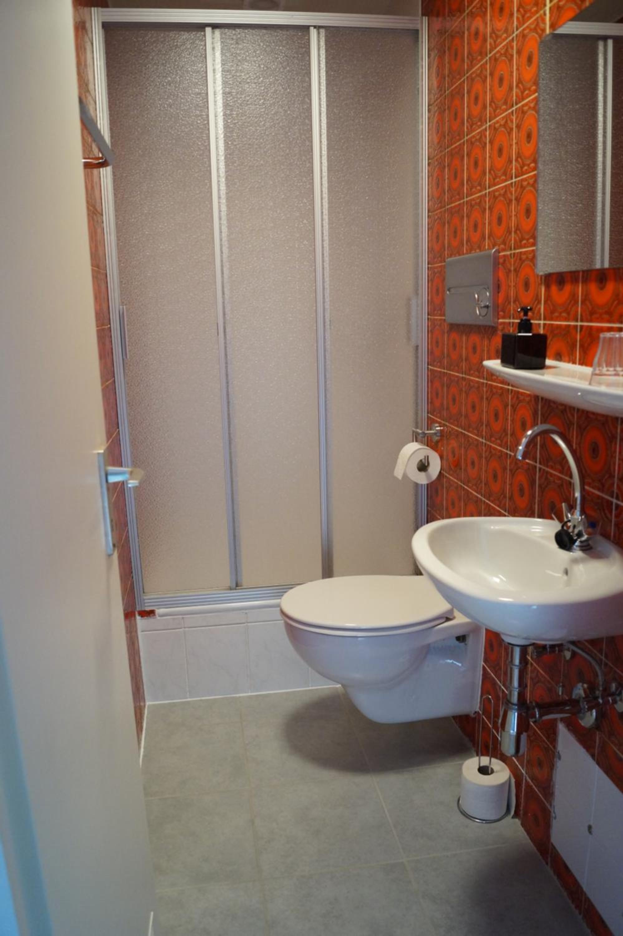 Twin Room with Private Bathroom - Photo 14