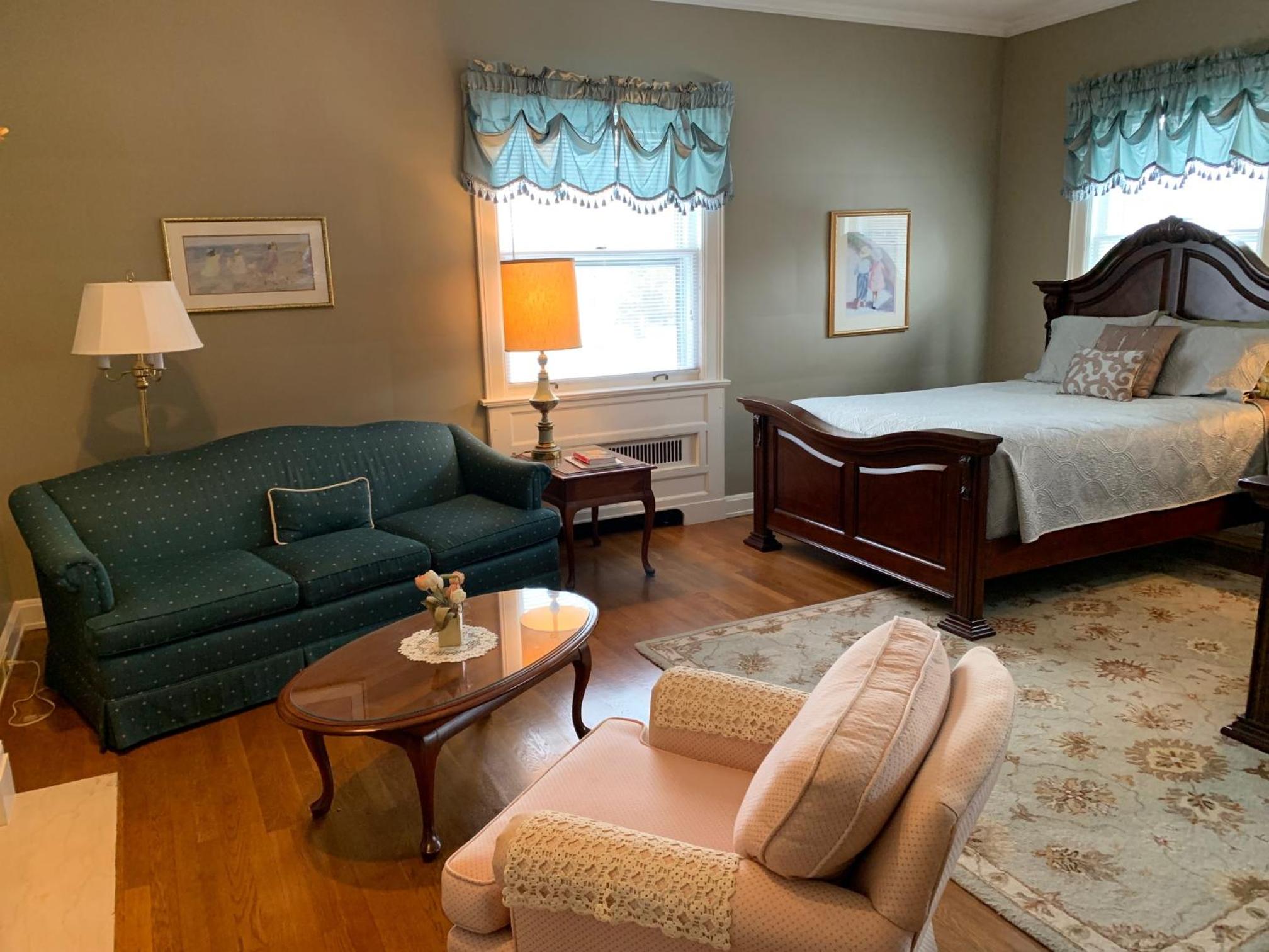 Deluxe Queen Room with Two Queen Beds photo 2