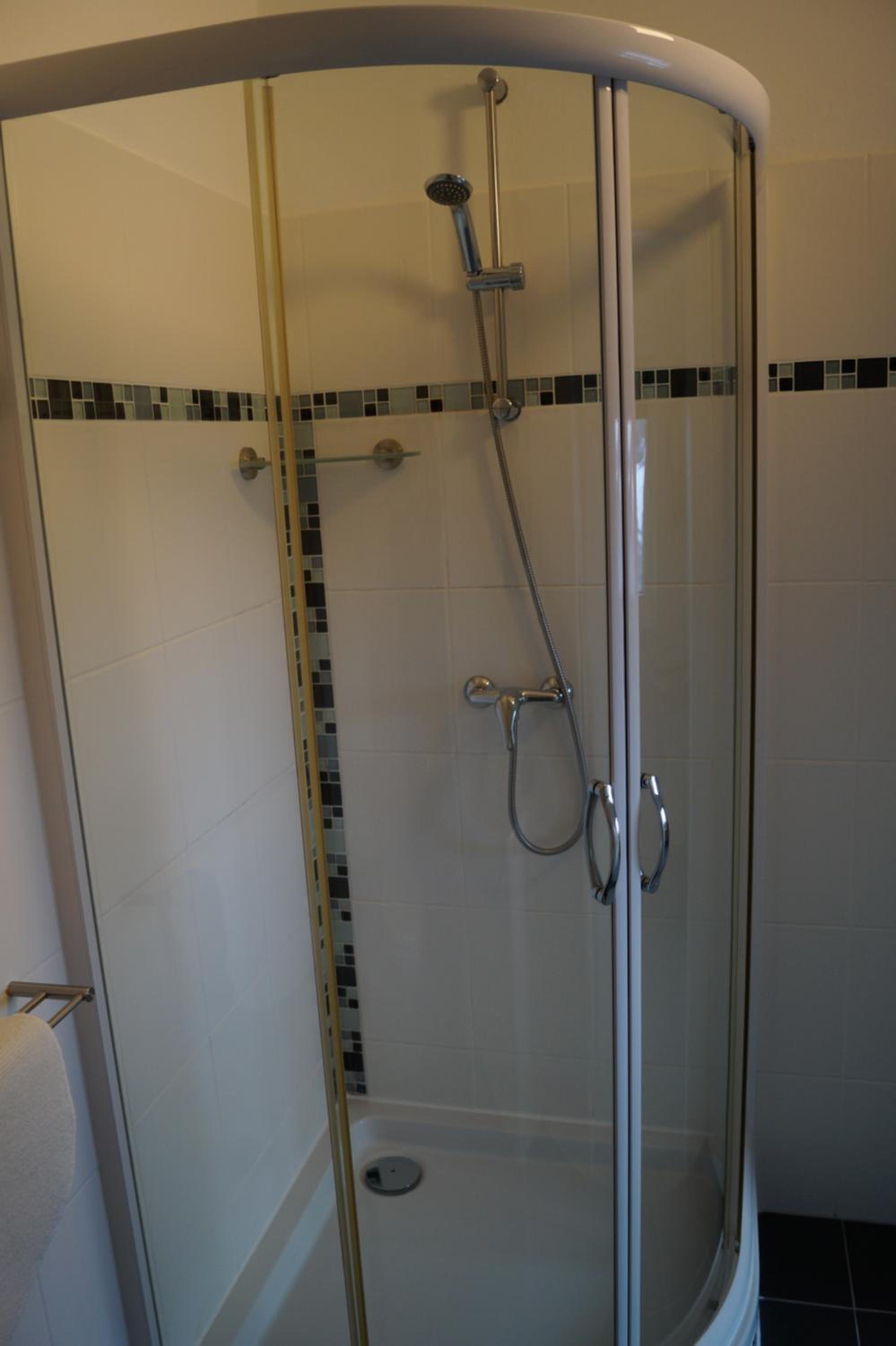 Twin Room with Private Bathroom - Photo 6