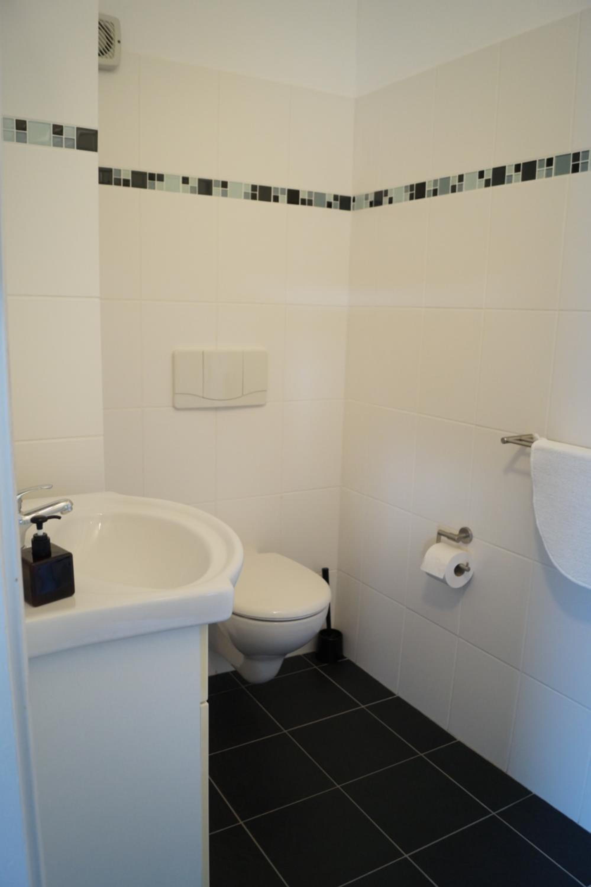 Twin Room with Private Bathroom - Photo 5