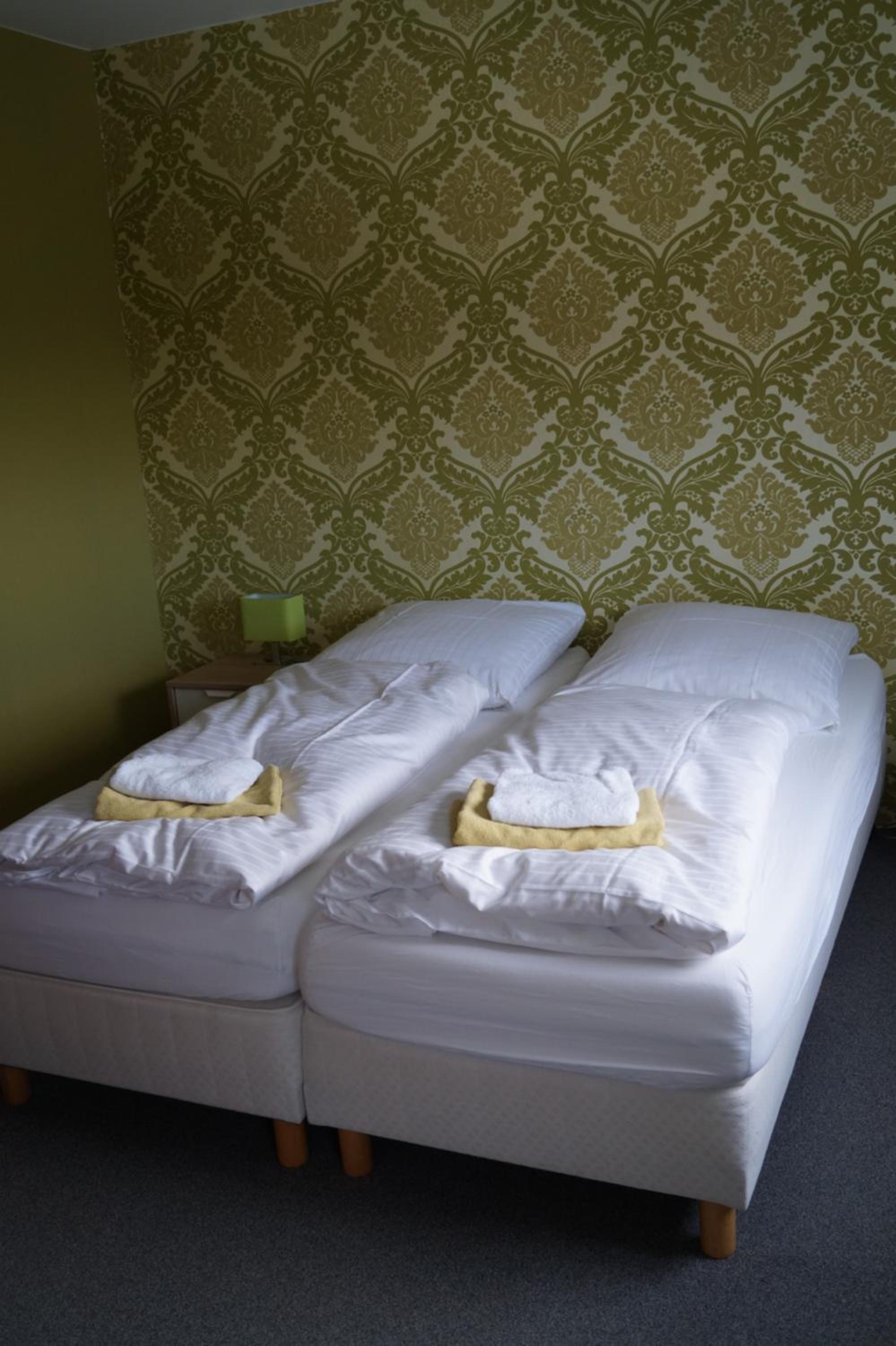Twin Room with Private Bathroom - Photo 9