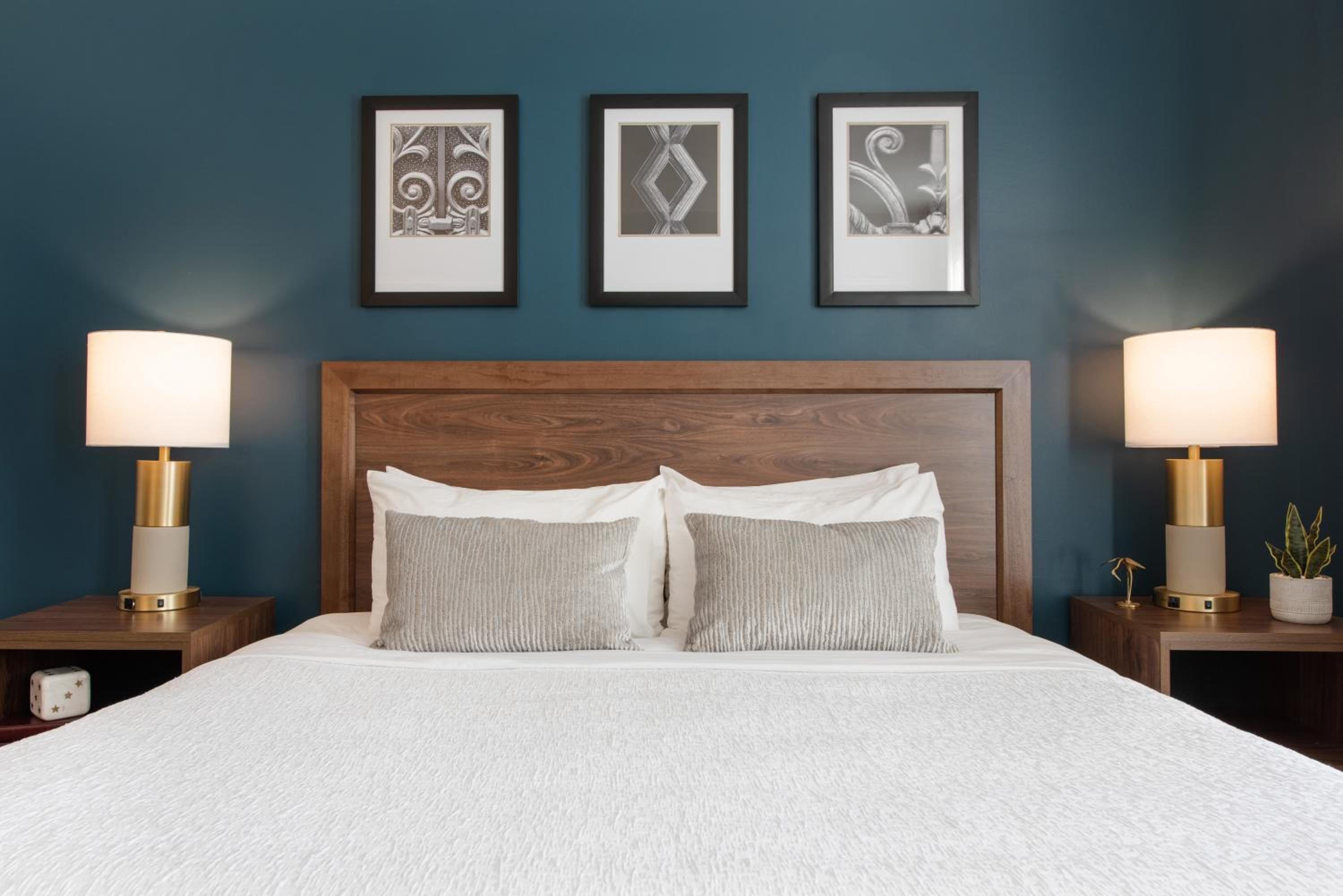 Deluxe Queen Room