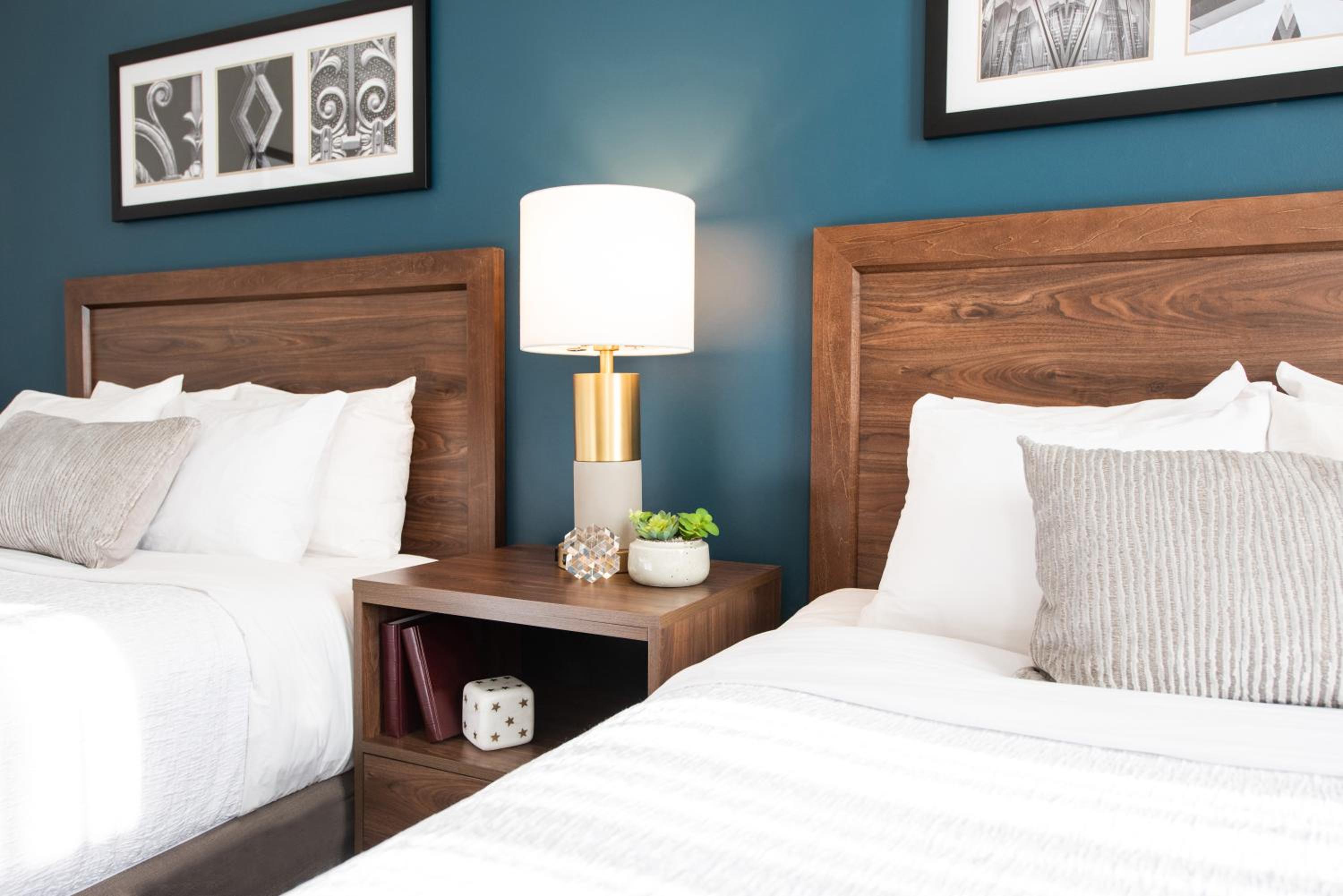 Deluxe Queen Queen Room