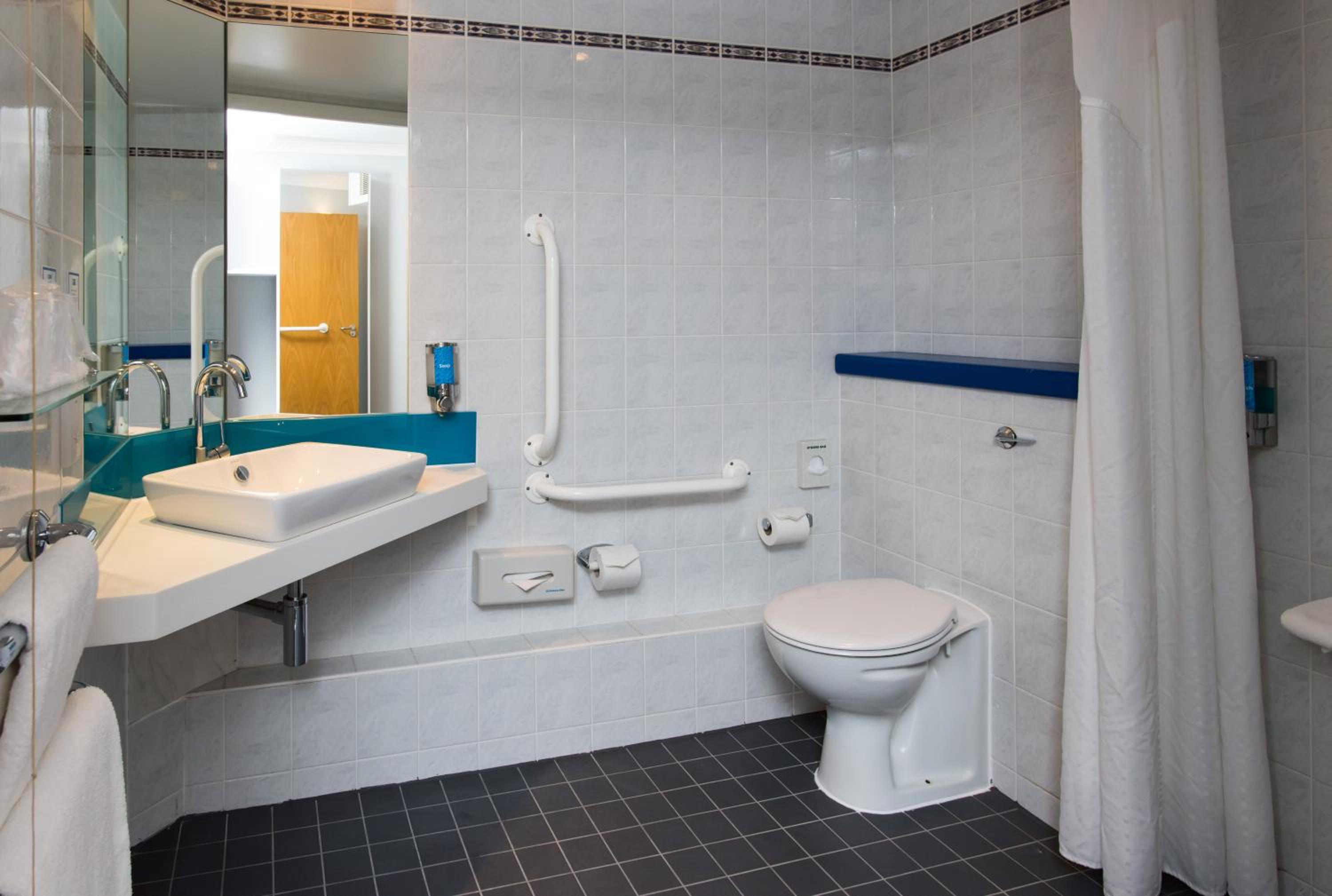 Double Room with Free Hot Breakfast - Accessible thumbnail 5