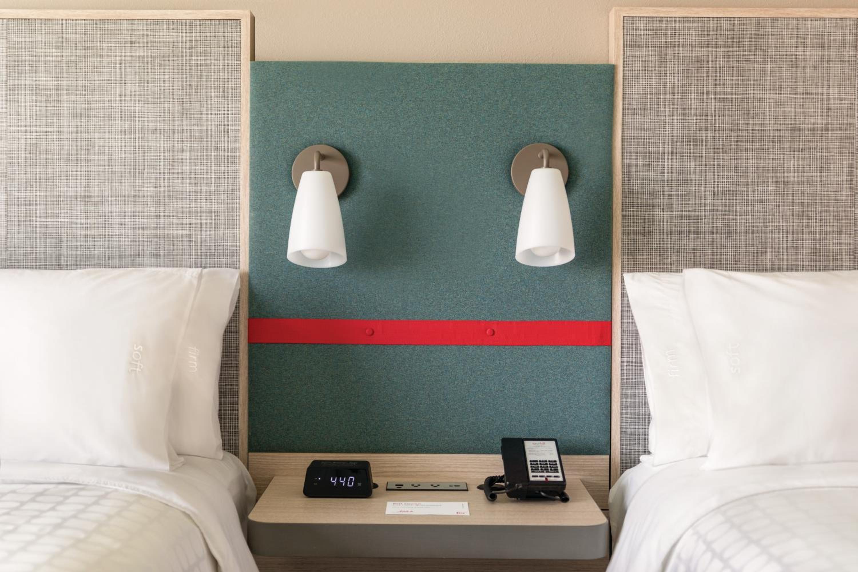 Standard Queen Room with Two Queen Beds - Photo 2