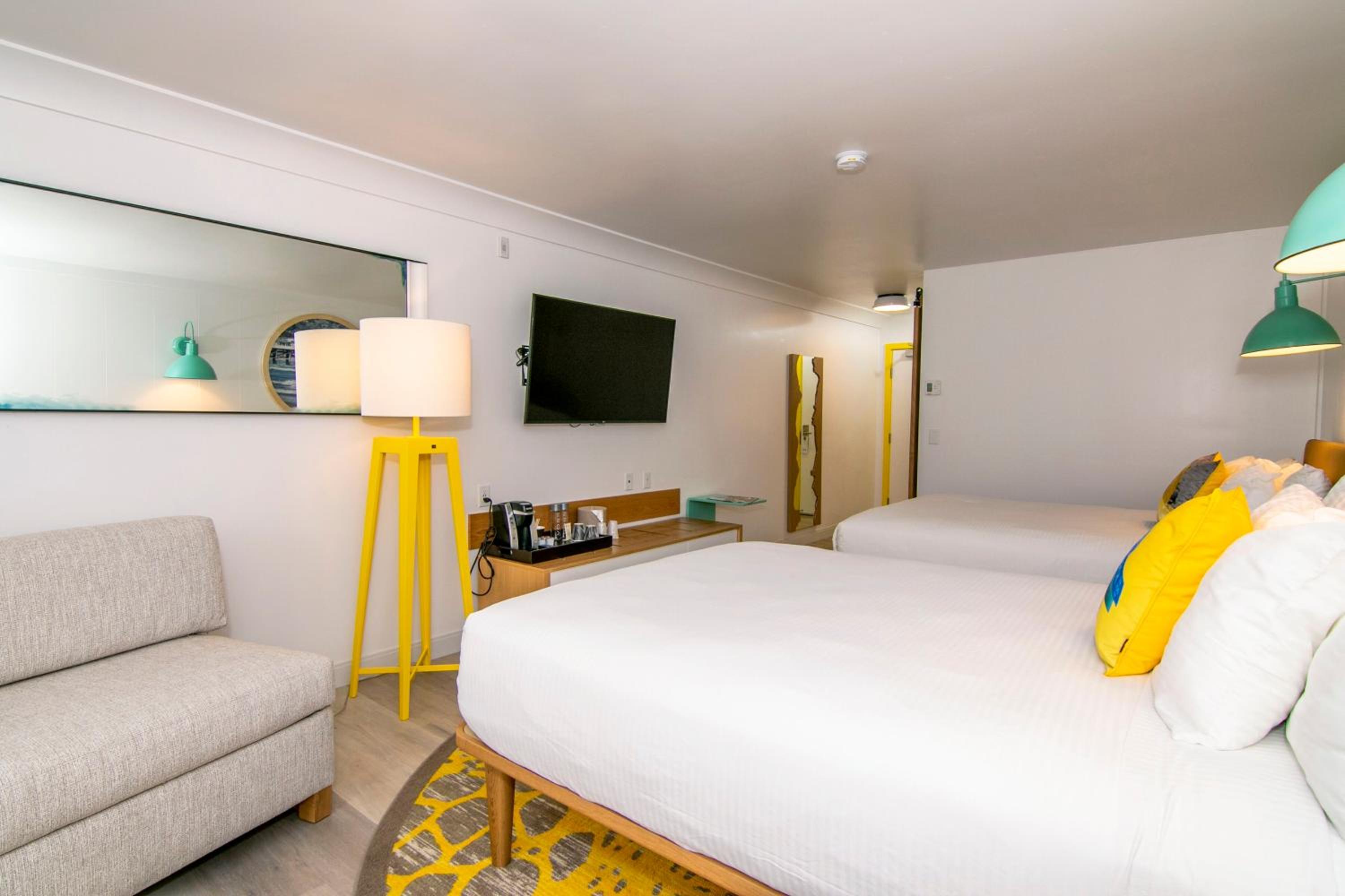 Standard Double Queen Room - Photo 13