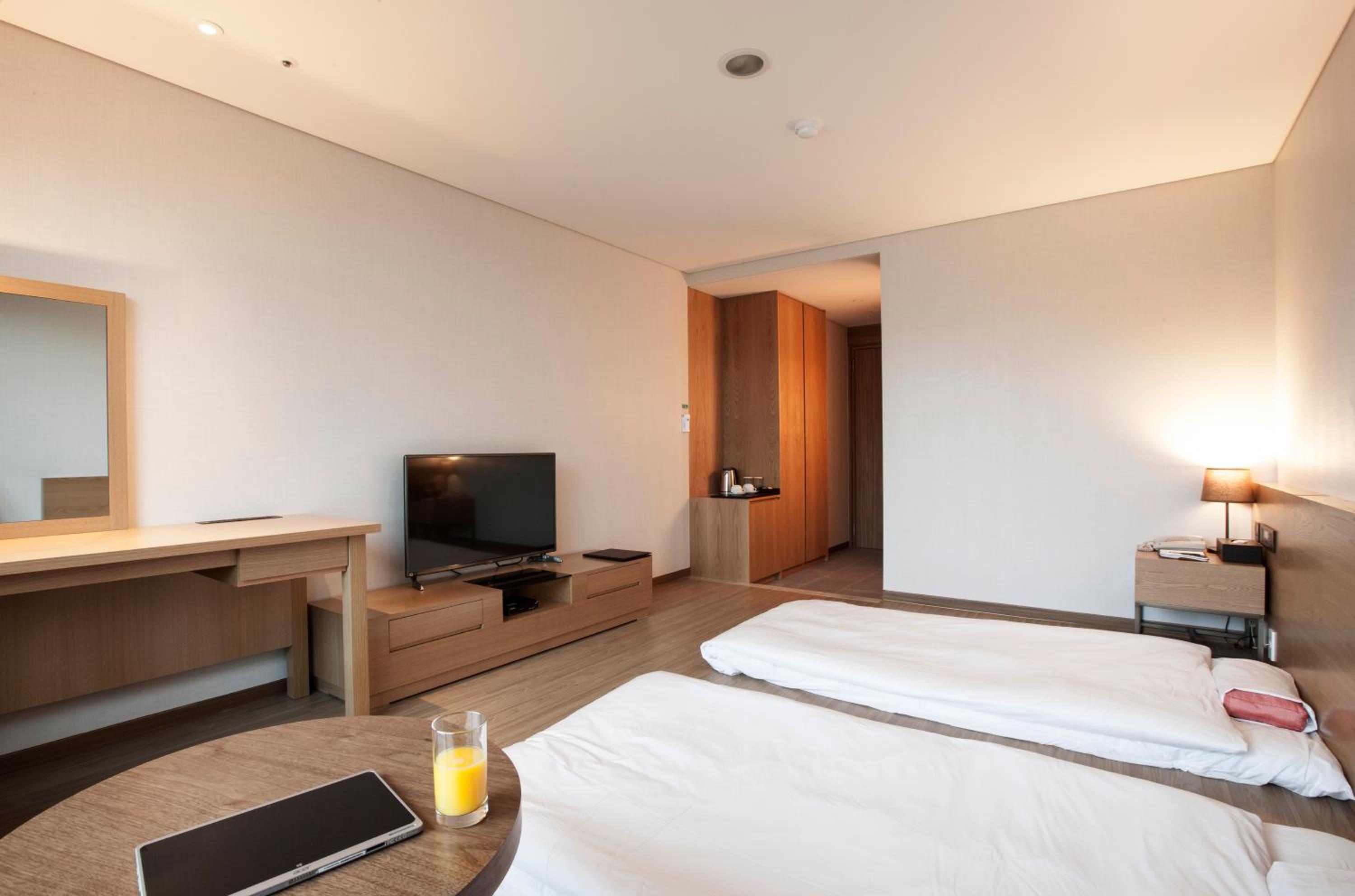 Korean-Style(Ondol) Family Room photo 2