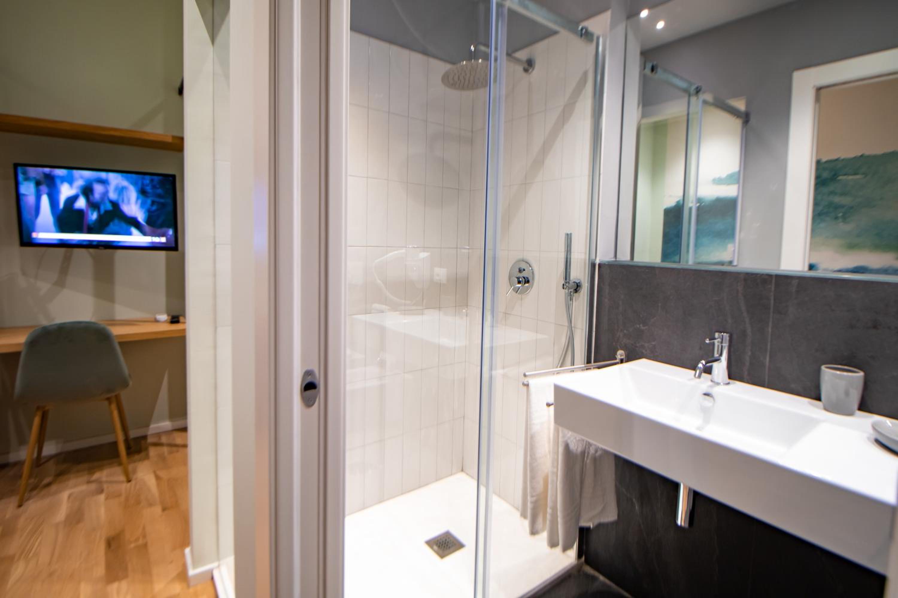 Deluxe Double or Twin Room with Balcony - Photo 9