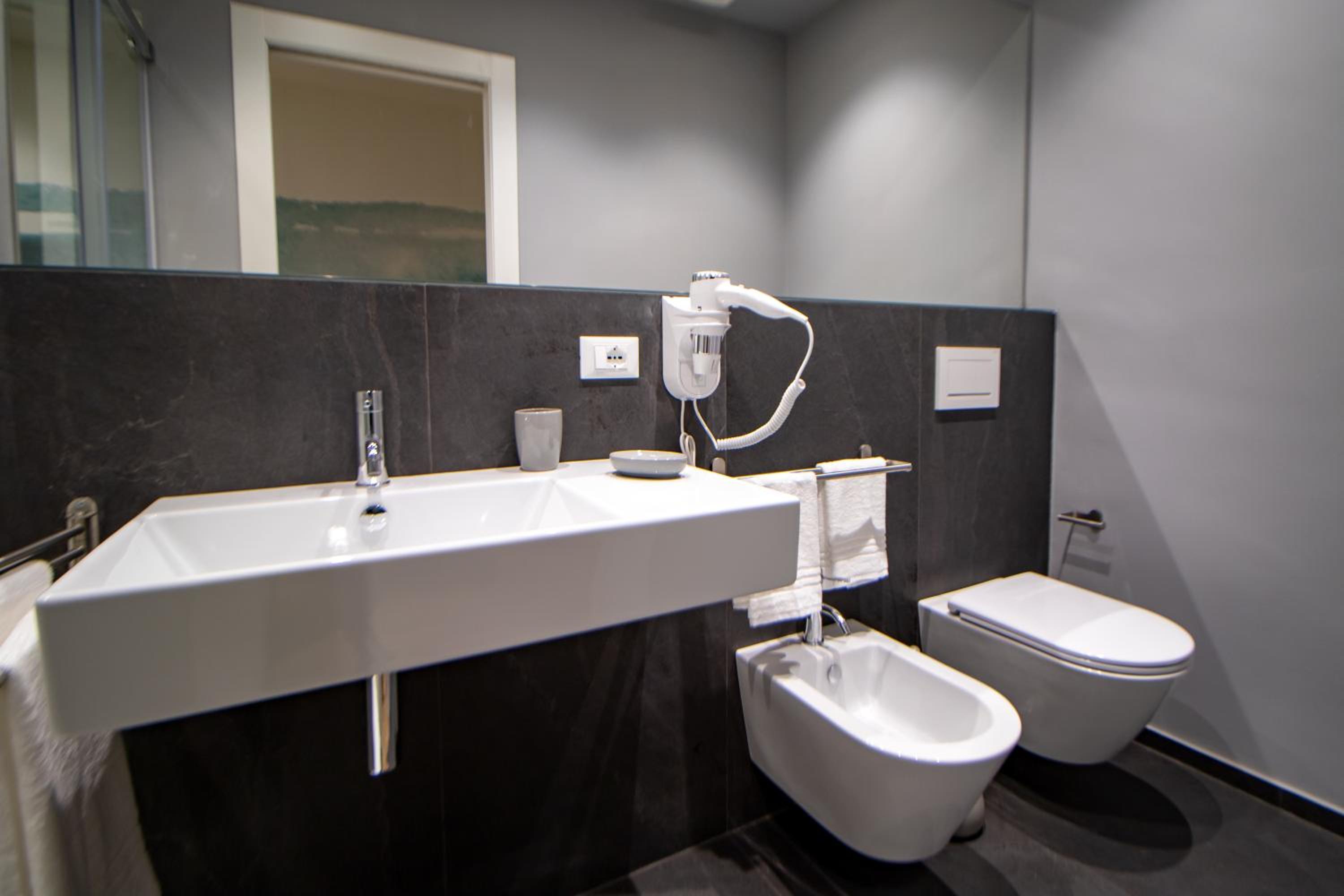 Deluxe Double or Twin Room with Balcony - Photo 4