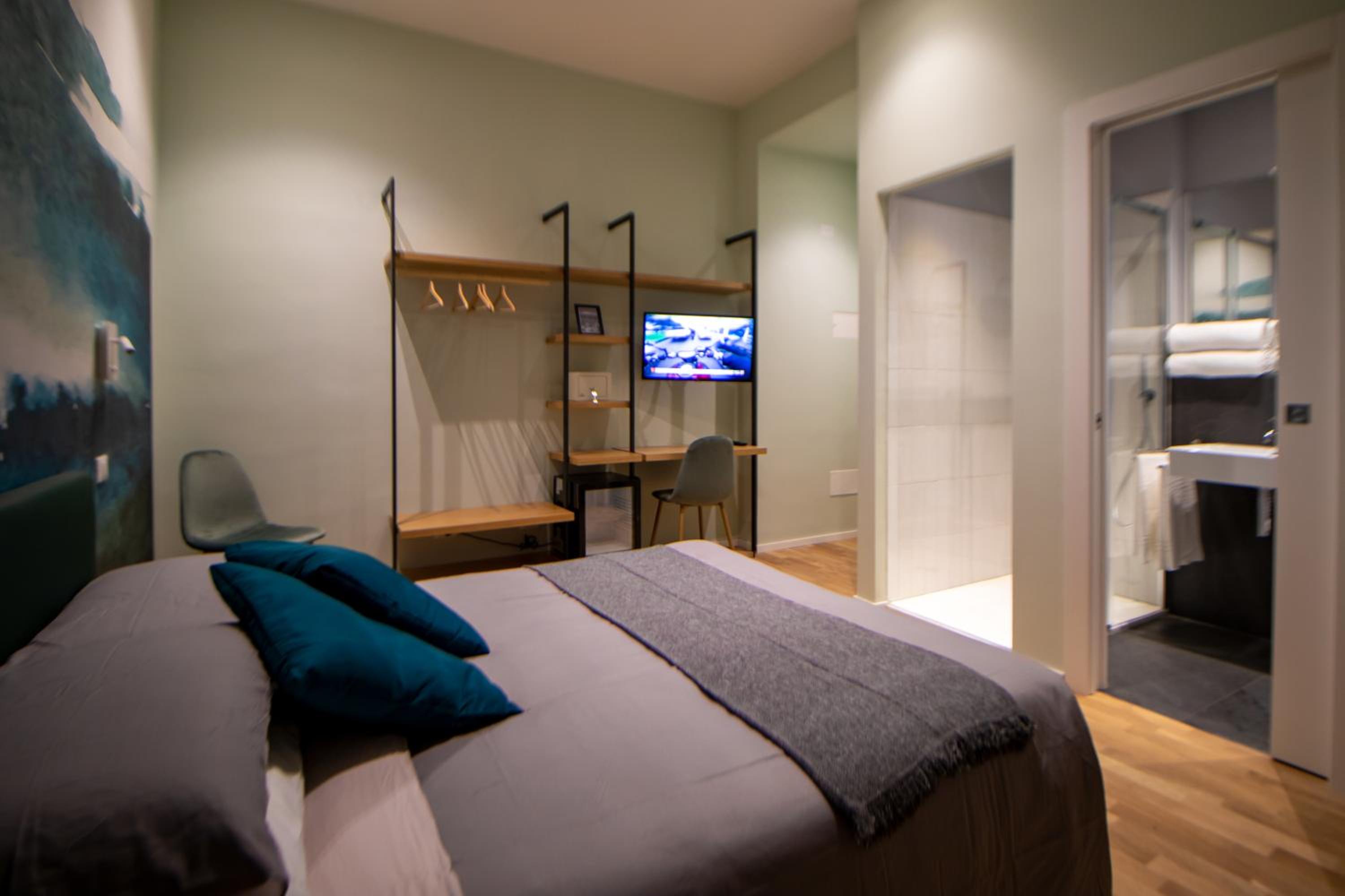 Deluxe Double or Twin Room with Balcony - Photo 10