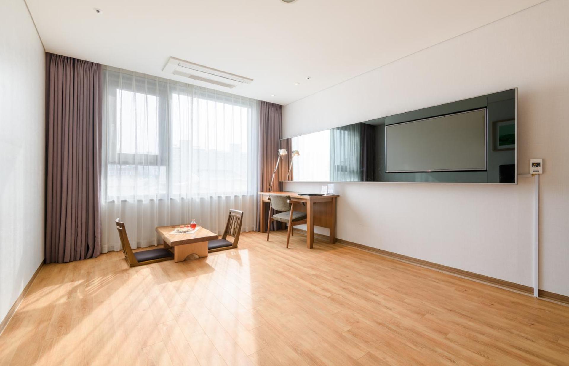 Korean-Style(Ondol) Family Room photo 3