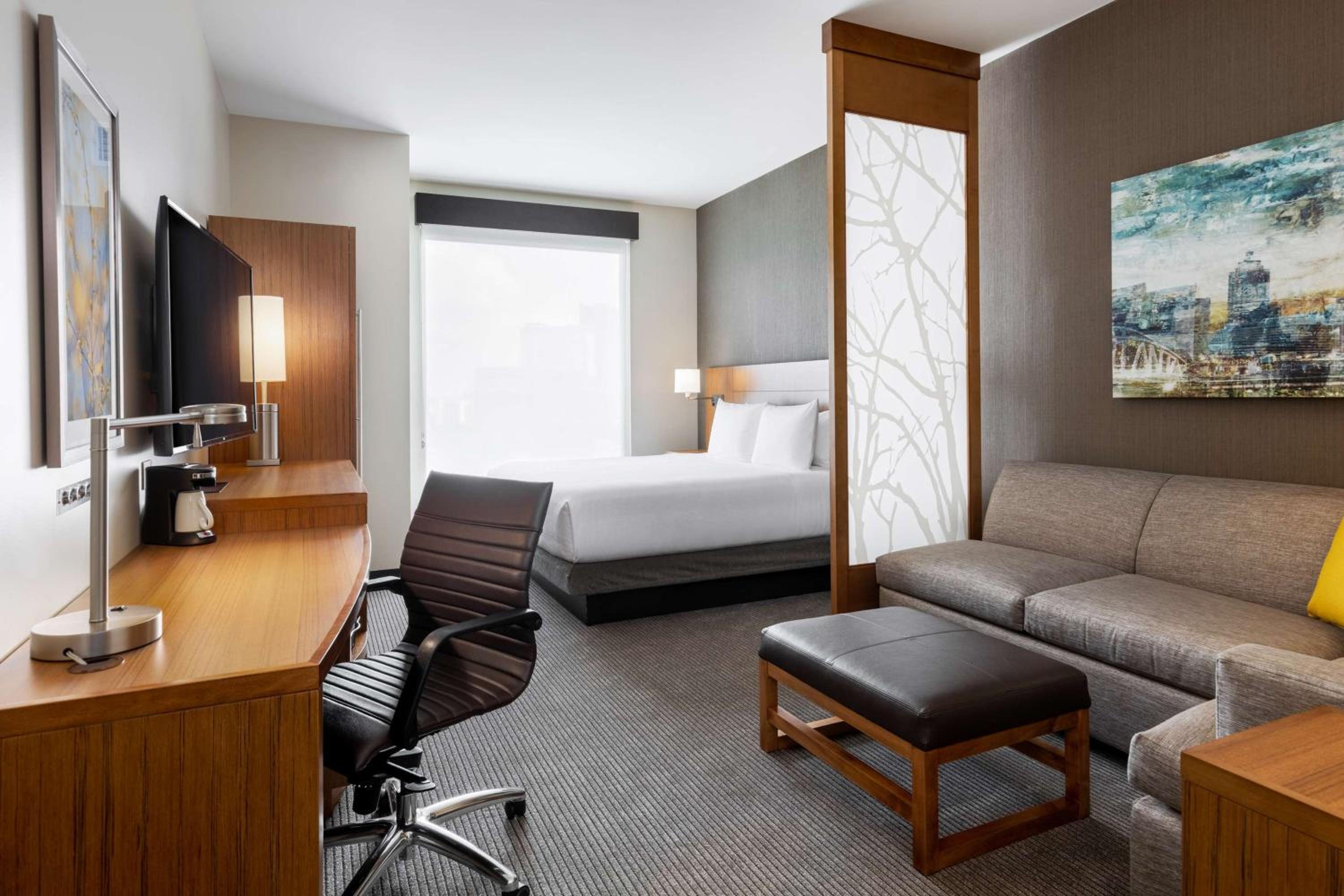 King Room with Sofa Bed - Photo 3