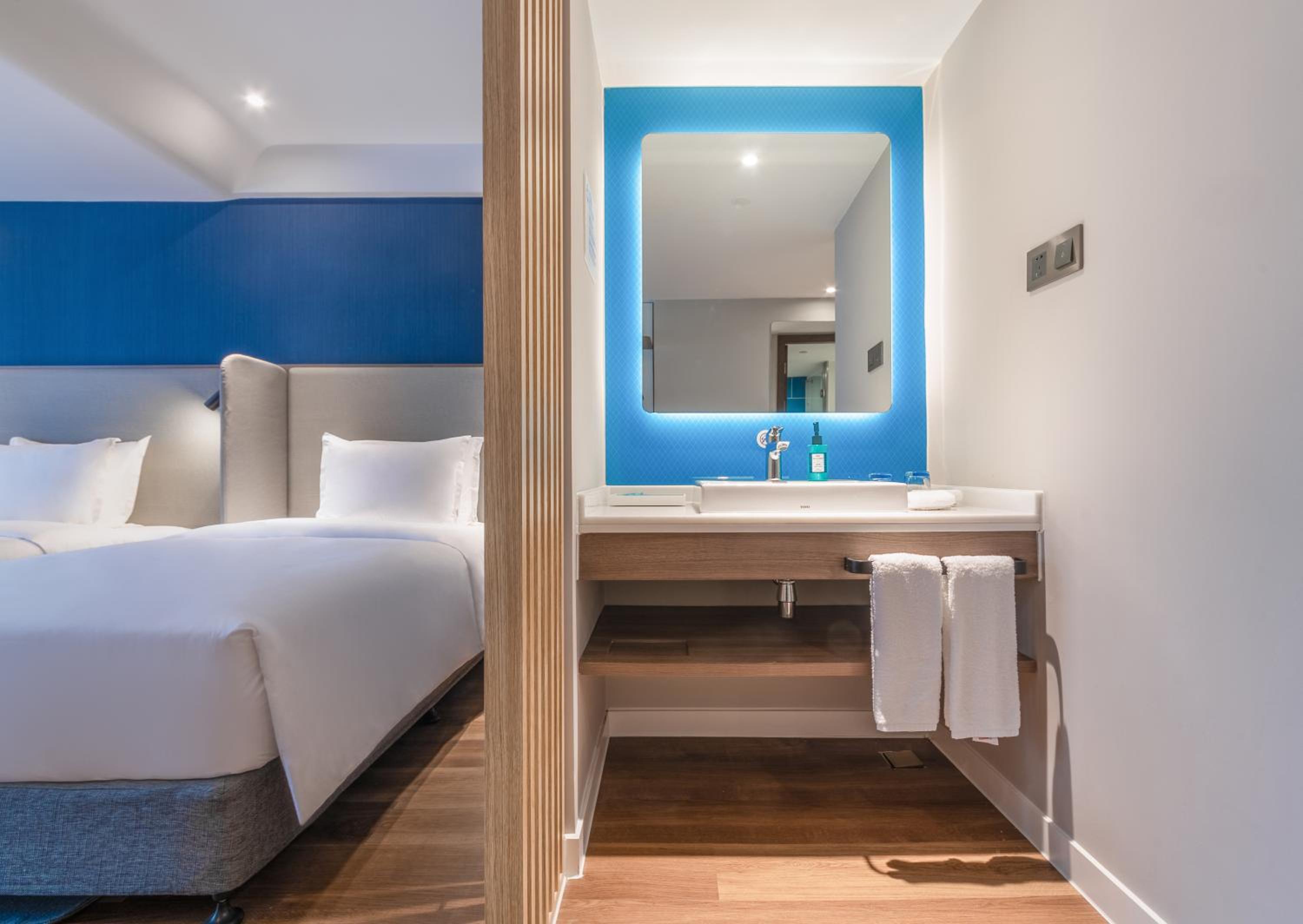 Standard King Room - Photo 6