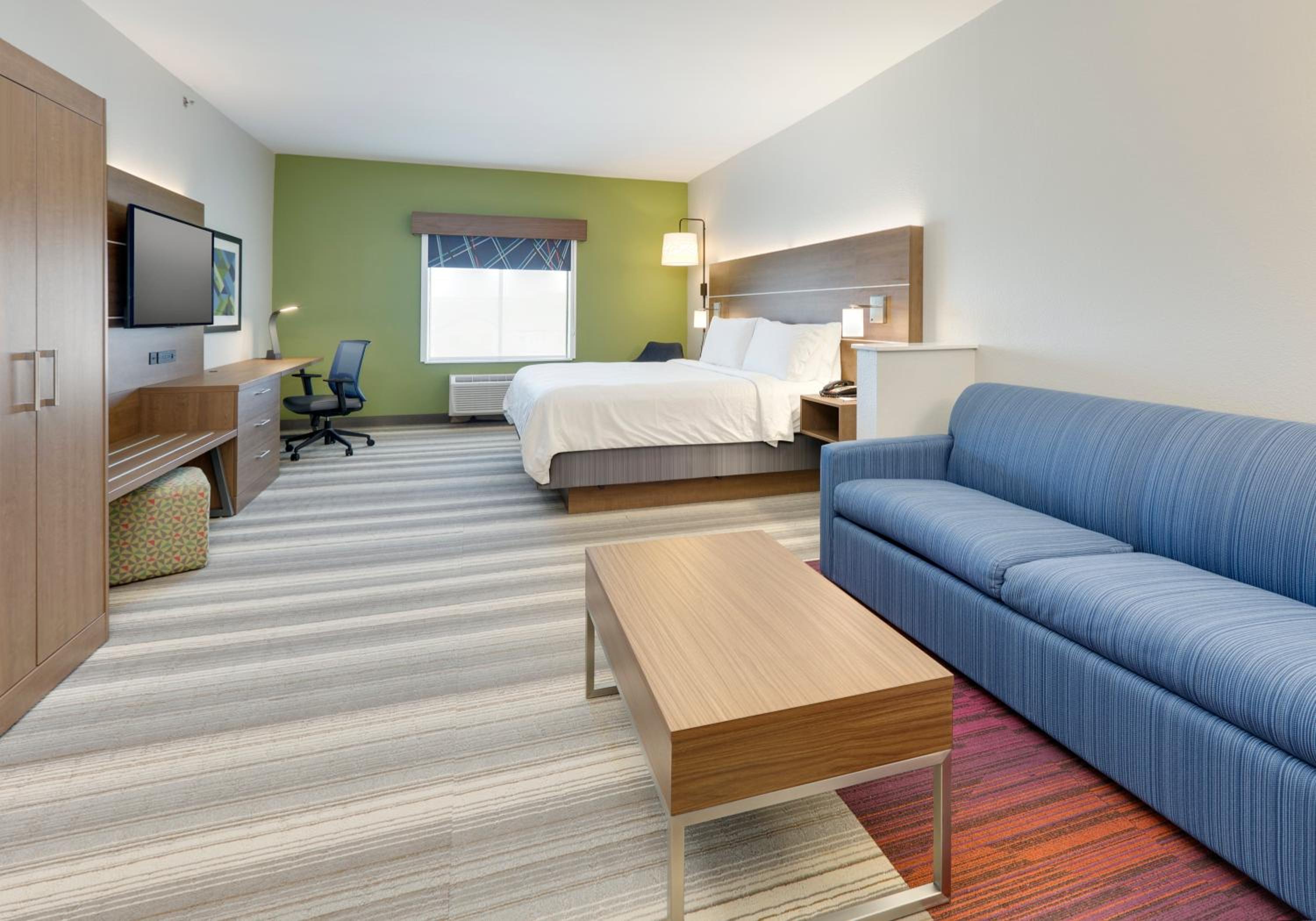 King Suite with Sofa Bed - Non-Smoking - Photo 2